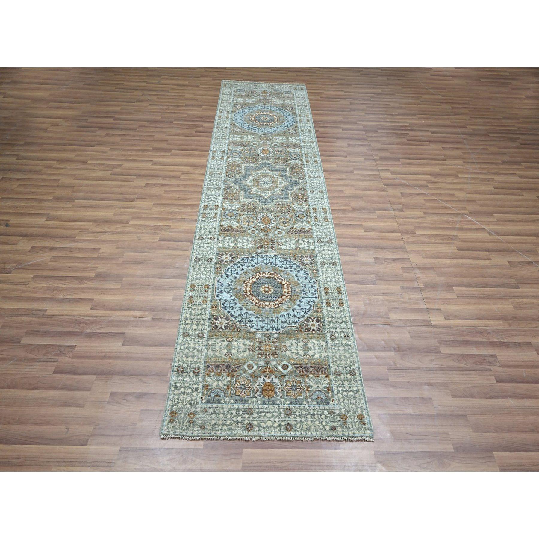 Mintgrün, Prähistorischer Einfluss des 14. Jahrhunderts, Mamluken-Design, Natürliche Farbstoffe, Handgeknüpft, Reine Wolle, Läufer, Orientteppich
Primäre MATERIALIEN: Wolle
Latex: Kein Flor 
Höhe: 0,25 Zoll
Stil: Traditionell
Grundfarbe: