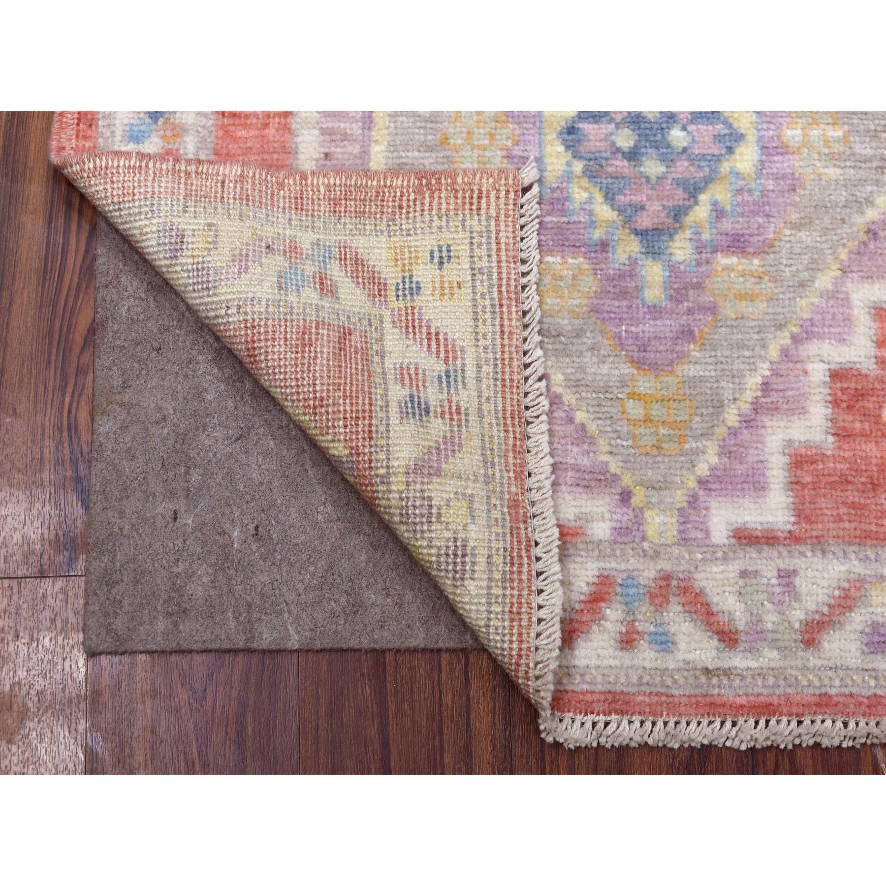 Dies ist eine wirklich echte one-of-a-kind Coral Pink weiche Wolle handgeknüpft Angora Oushak mit gezackten Medaillons Design Orientalische Läufer Teppich. Es wurde monatelang von erfahrenen Kunsthandwerkern in jahrhundertealten Webtechniken