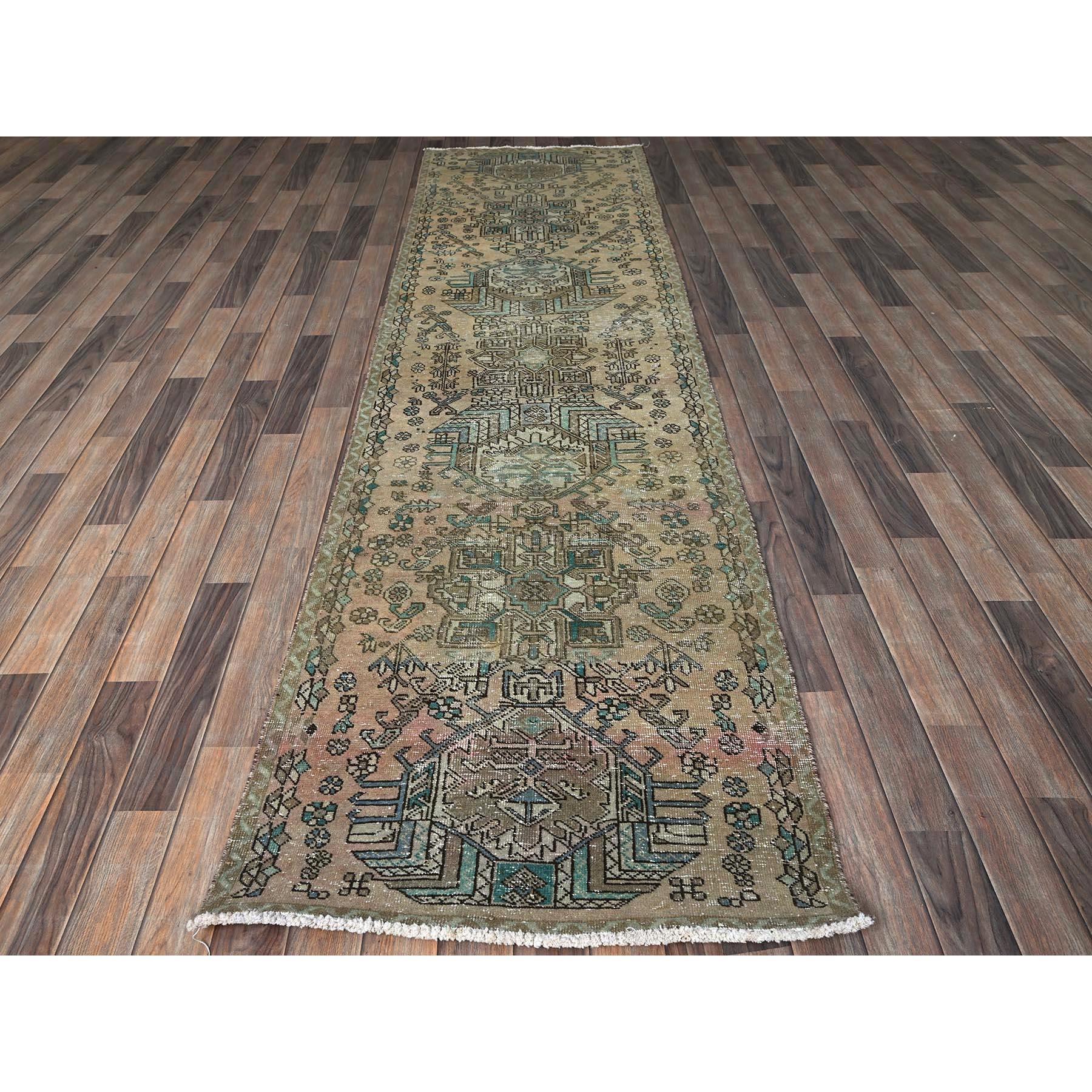 Dunkles Vanillebraun, Tea Washed, Vintage Persian Karajeh, niedrig geschoren, kein Flor, Seiten und Enden professionell gesichert, handgeknüpft, reine Wolle, schmaler Läufer, Orientteppich
Primäre MATERIALIEN: Wolle
Latex: Kein Flor 
Höhe: 0,25