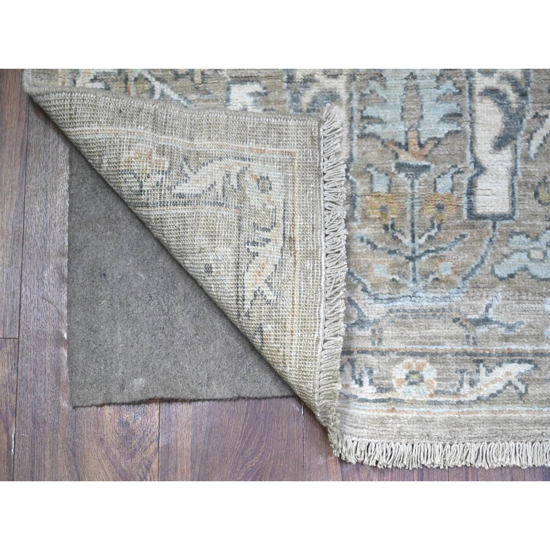 Questo è un autentico tappeto orientale Finer Peshawar, annodato a mano, in pura lana, unico nel suo genere. È stato annodato per mesi e mesi con tecniche di tessitura secolari da esperti artigiani.
Materiali primari: Lana
Lattice: No Pile 
altezza: