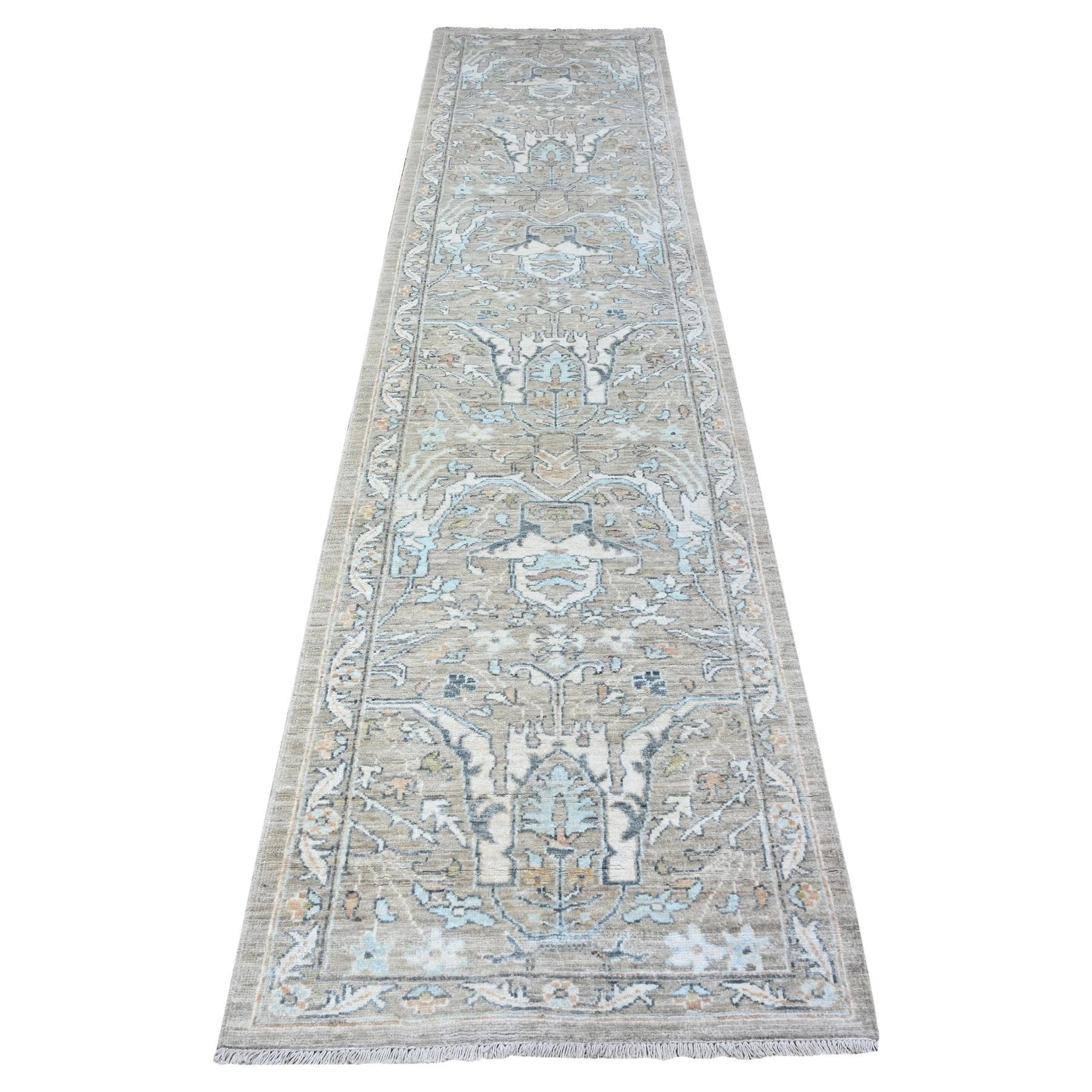 2'9 "x11'10" Sahara Sand Gray Tappeto Runner in Lana Heris Annodato a Mano dal Design Sottile in vendita