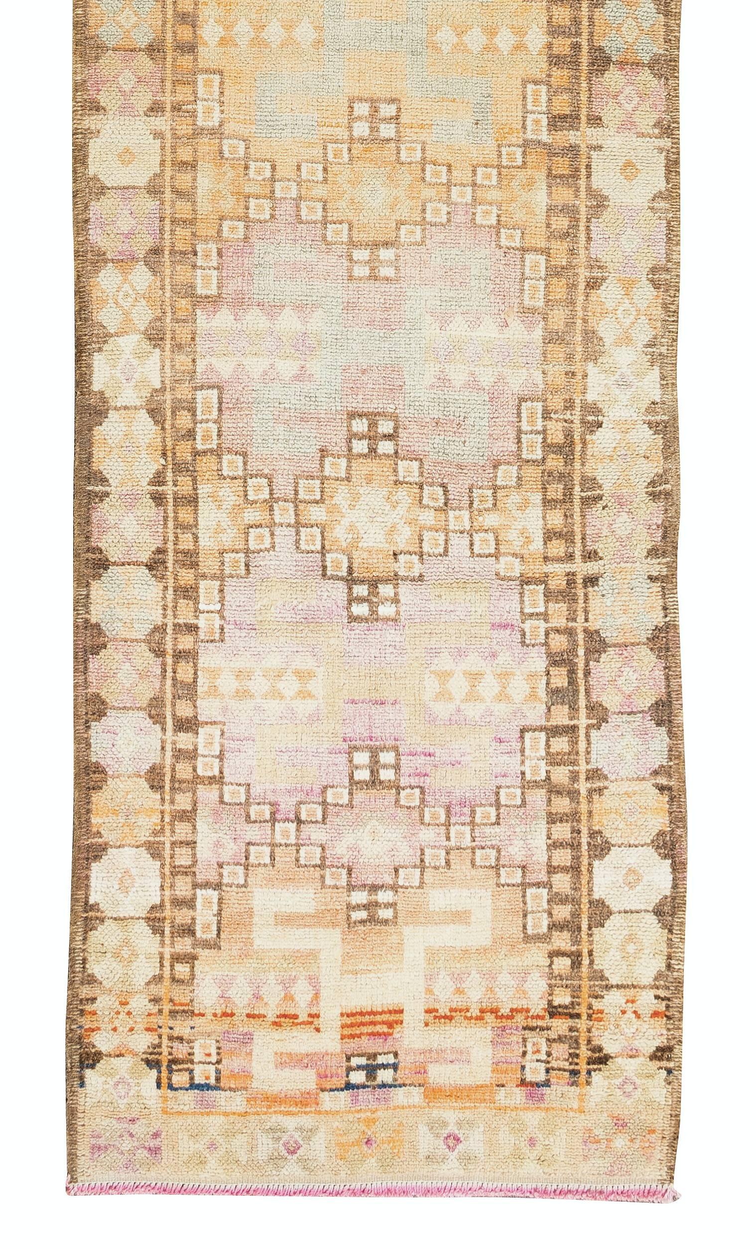 2.9x11.4 Ft Vintage Hand-Knotted Anatolian Oushak Runner Rug for Hallway Decor In Good Condition For Sale In Philadelphia, PA