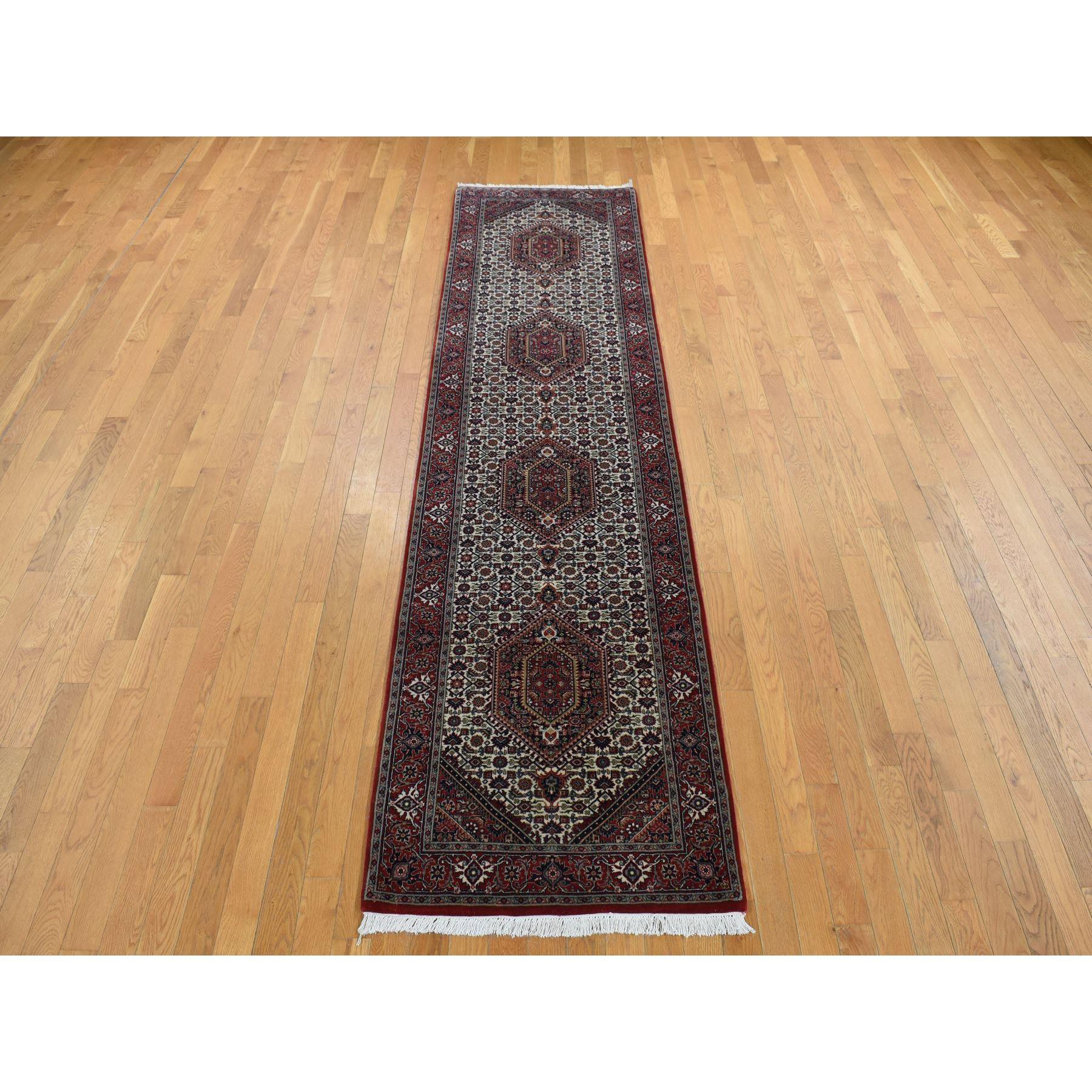 Marfil, Anudada a Mano, 300 KPSI, Lana de Nueva Zelanda Hilada a Mano, Bijar Mahi, Alfombra Oriental de Corredor
Materiales primarios: Lana
Látex: Sin pelo 
altura: 0,25 Pulgadas
Estilo: Tradicional
Color principal: Marfil
Colores secundarios: