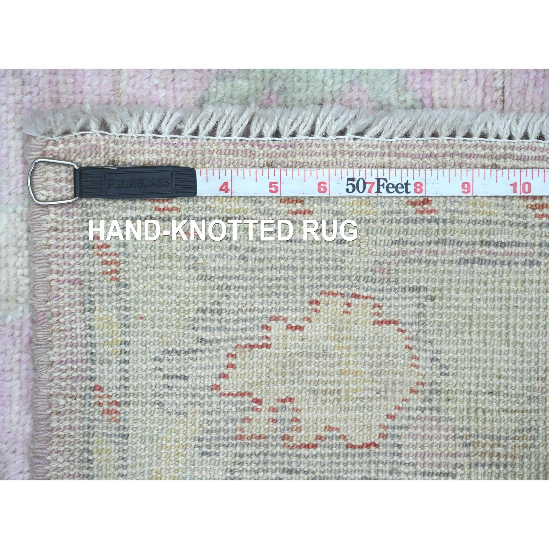 XXI secolo e contemporaneo Tappeto Runner in lana annodato a mano con motivo a foglie di Oushak e angora afghano rosa 2'9 