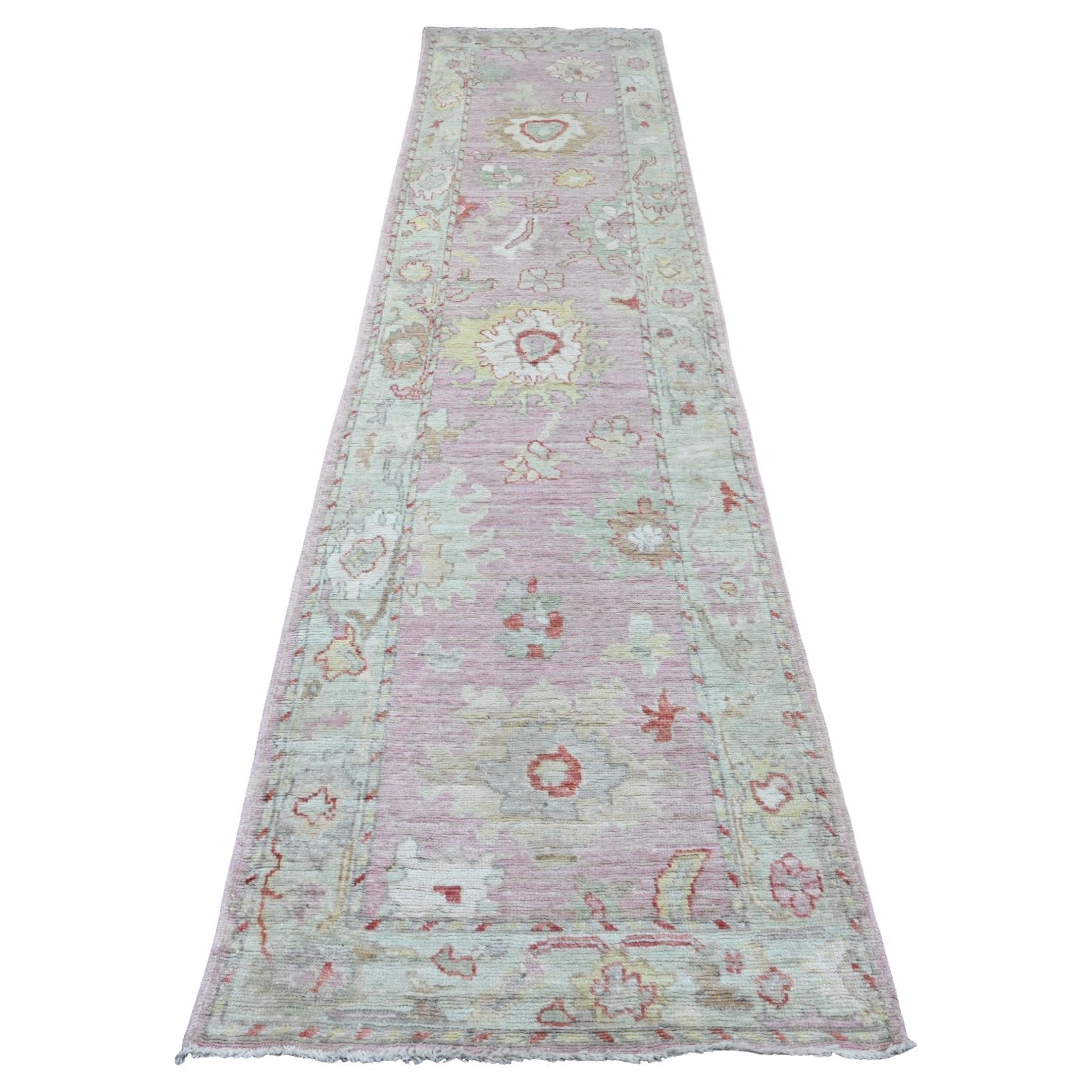 Tappeto Runner in lana annodato a mano con motivo a foglie di Oushak e angora afghano rosa 2'9 "x11'4" in vendita