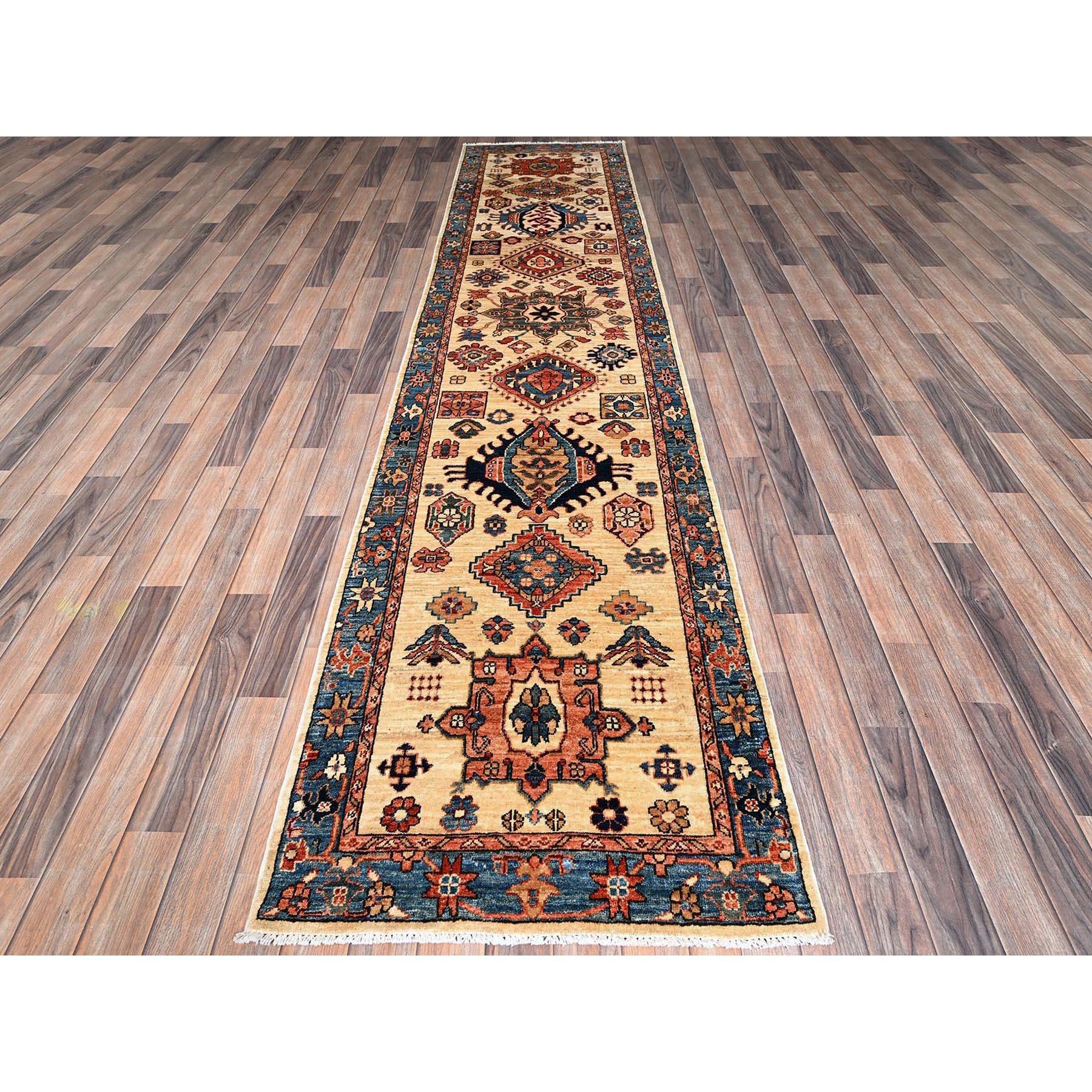 Pergamentweiß, Karajeh mit Stammesmedaillons Design, Aryana Collection, Pflanzenfarben, Hochgebirgswolle, weicher Flor, handgeknüpft, dicht gewebt, Läufer, Orientteppich
Primäre MATERIALIEN: Wolle
Latex: Kein Flor 
Höhe: 0,25 Zoll
Stil:
