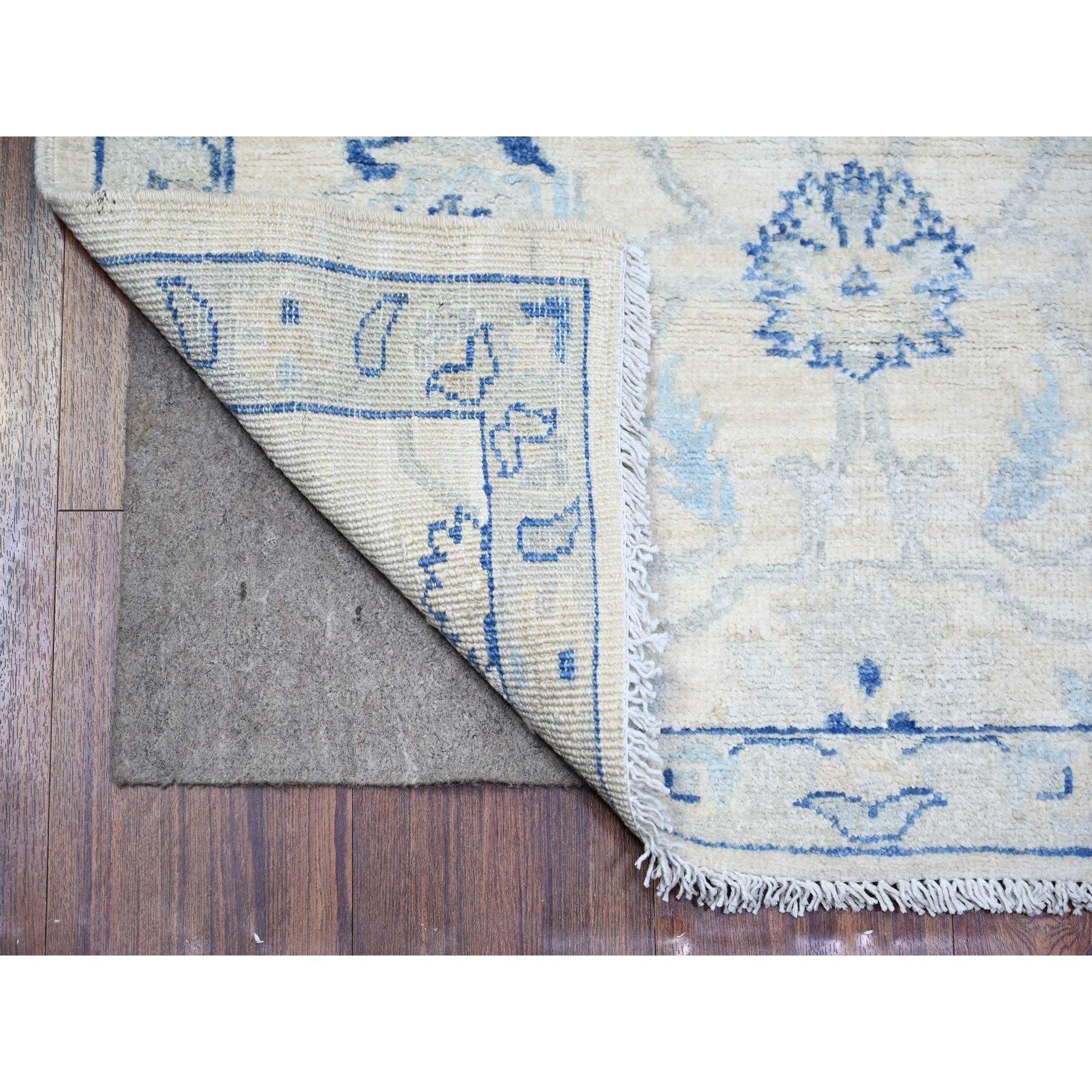 White Wash Peshawar mit großen Medaillons Naturfarben, Reine Wolle Handgeknüpft, Läufer Orientteppich
Primäre MATERIALIEN: Wolle
Latex: Kein Flor 
Höhe: 0,25 Zoll
Stil: Transitional
Grundfarbe: Elfenbein 
Sekundäre Farben: Marineblau, Grau,