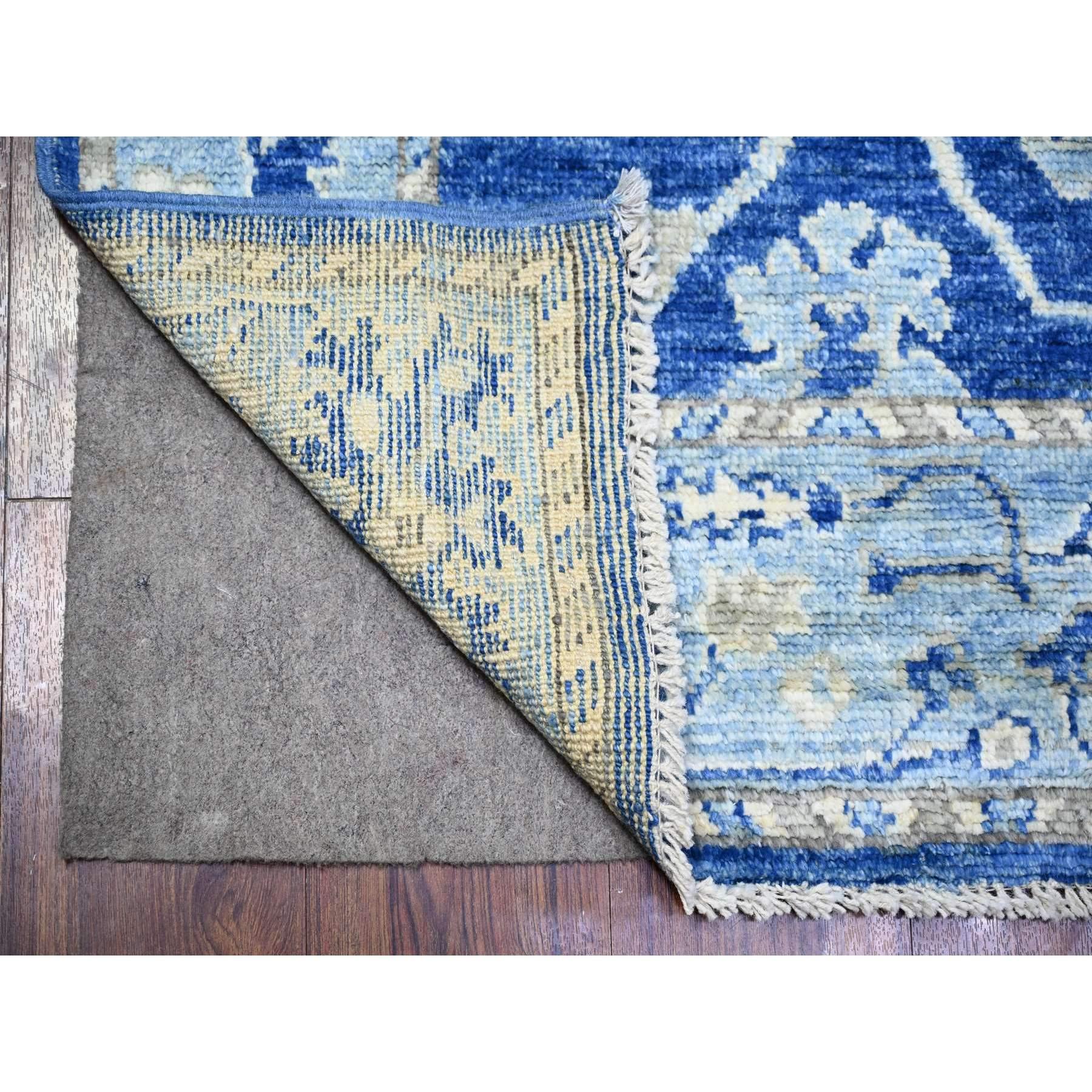 Blu zaffiro medio, morbida lana annodata a mano, Afghan Angora Oushak con Design/One a tinte naturali, Runner Oriental Rugs
Materiali primari: Lana
Lattice: No Pile 
altezza: 0,25 pollici
Stile: Di transizione
Colore primario: Blu
Colori secondari: