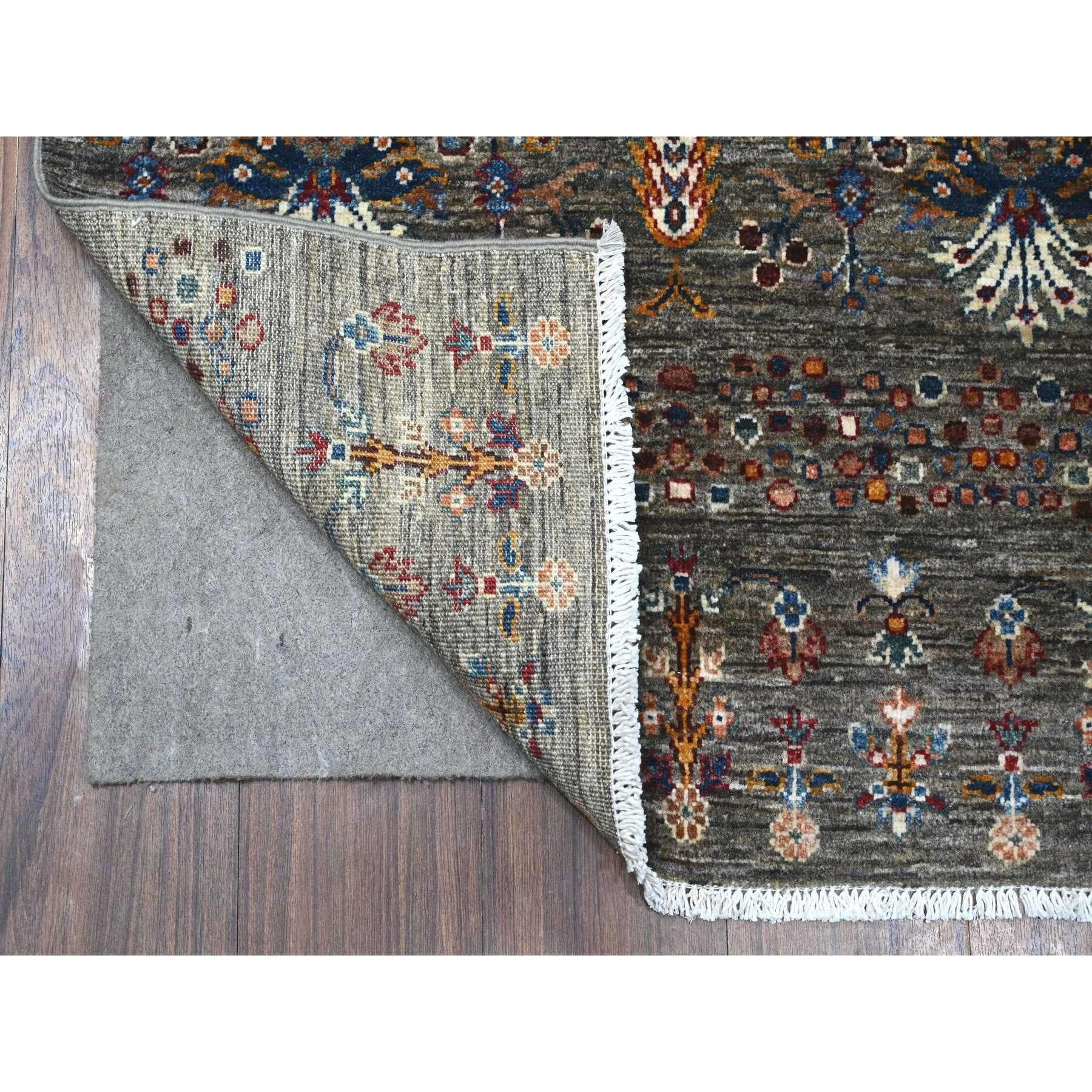 Il s'agit d'un véritable tapis d'Orient afghan Peshawar, noué à la main, en pure laine. Il a été noué pendant des mois et des mois selon des techniques de tissage séculaires par des artisans experts.
Matières premières : Laine
Latex : Pas de poils