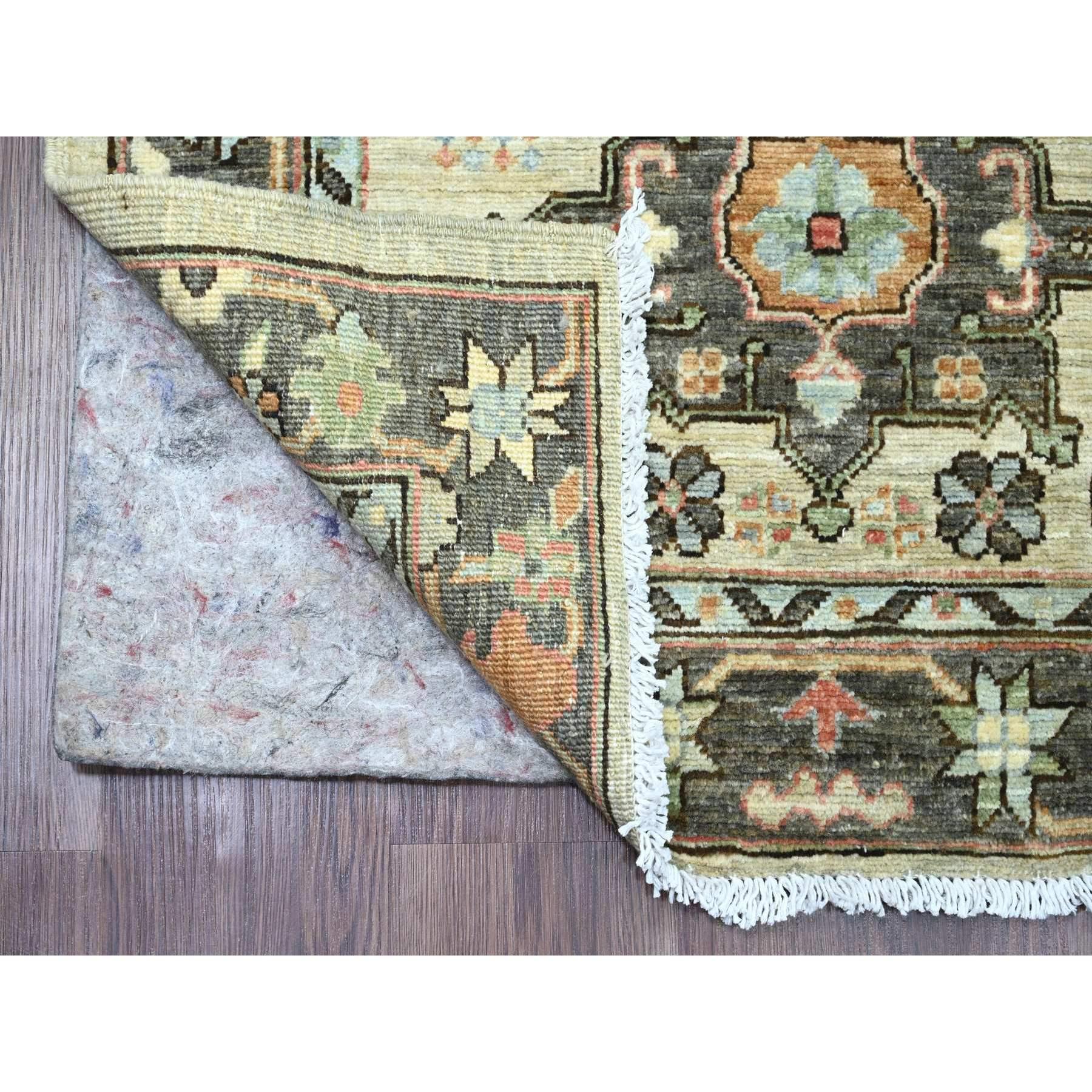 Nebelgrau, Peshawar mit Karajeh Design, Pflanzenfarben, Hochgebirgswolle, Handgeknüpft, Läufer, Orientteppich
Primäre MATERIALIEN: Wolle
Latex: Kein Flor 
Höhe: 0,25 Zoll
Stil: Transitional
Grundfarbe: Grau
Sekundärfarben: Elfenbein, Grün, Blau,