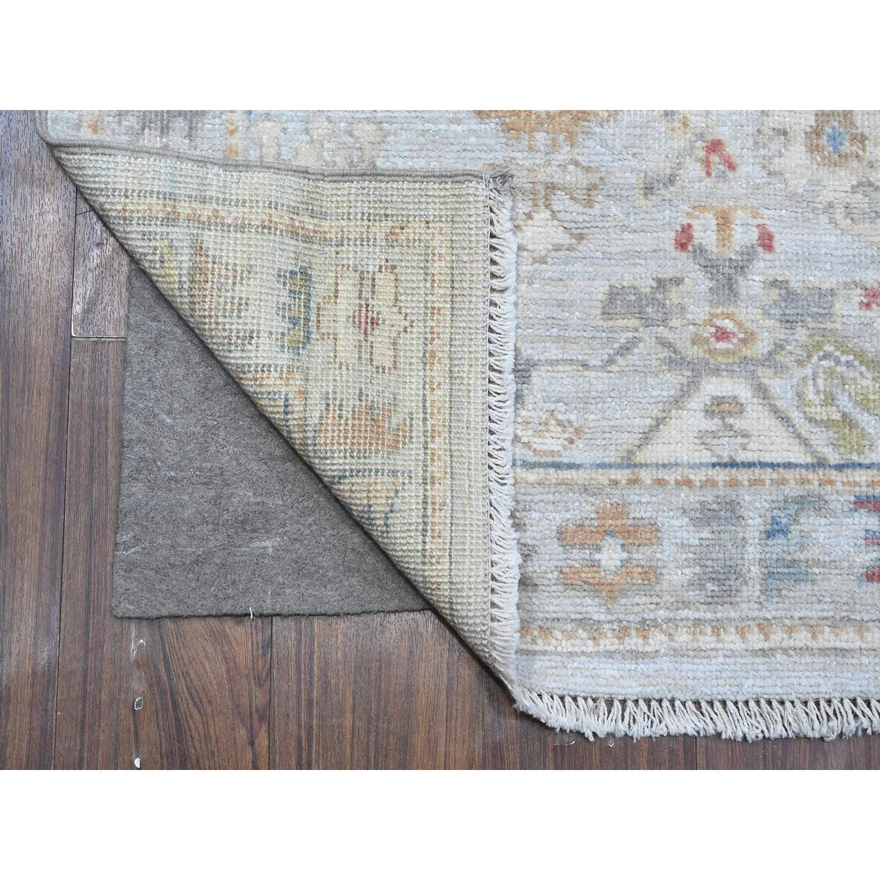 Ésta es una auténtica alfombra oriental de Angora Oushak, anudada a mano, de pura lana, única en su especie. Ha sido anudada durante meses y meses con técnicas artesanales de tejido centenarias por expertos artesanos.
Materiales primarios: