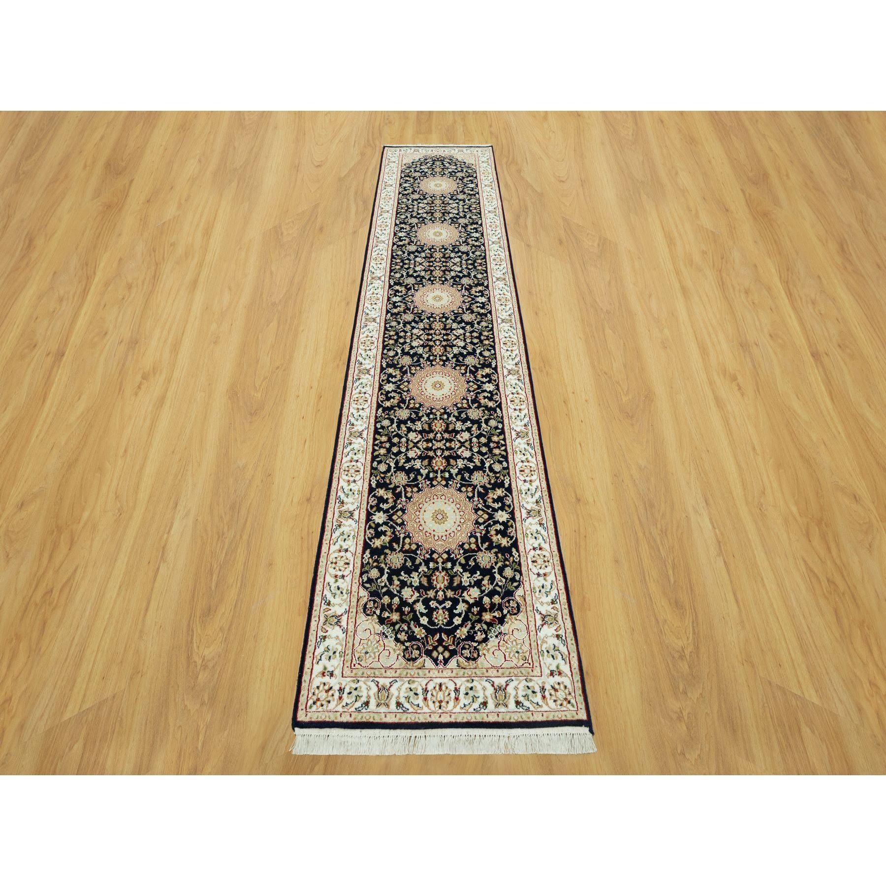 Il s'agit d'un véritable tapis d'Orient, noué à la main, à motif de fleurs de Nain, unique en son genre. Il a été noué pendant des mois et des mois par des artisans selon des techniques de tissage séculaires.
Matières premières : Laine
Latex : Pas