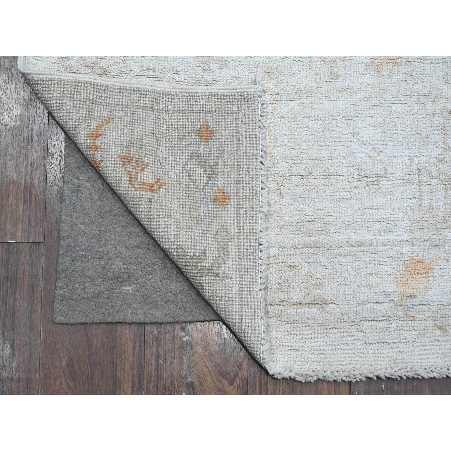 Si tratta di un autentico tappeto orientale di Angora Oushak, annodato a mano, in pura lana, unico nel suo genere. È stato annodato per mesi e mesi con tecniche di tessitura secolari da esperti artigiani.
Materiali primari: Lana
Lattice: No Pile