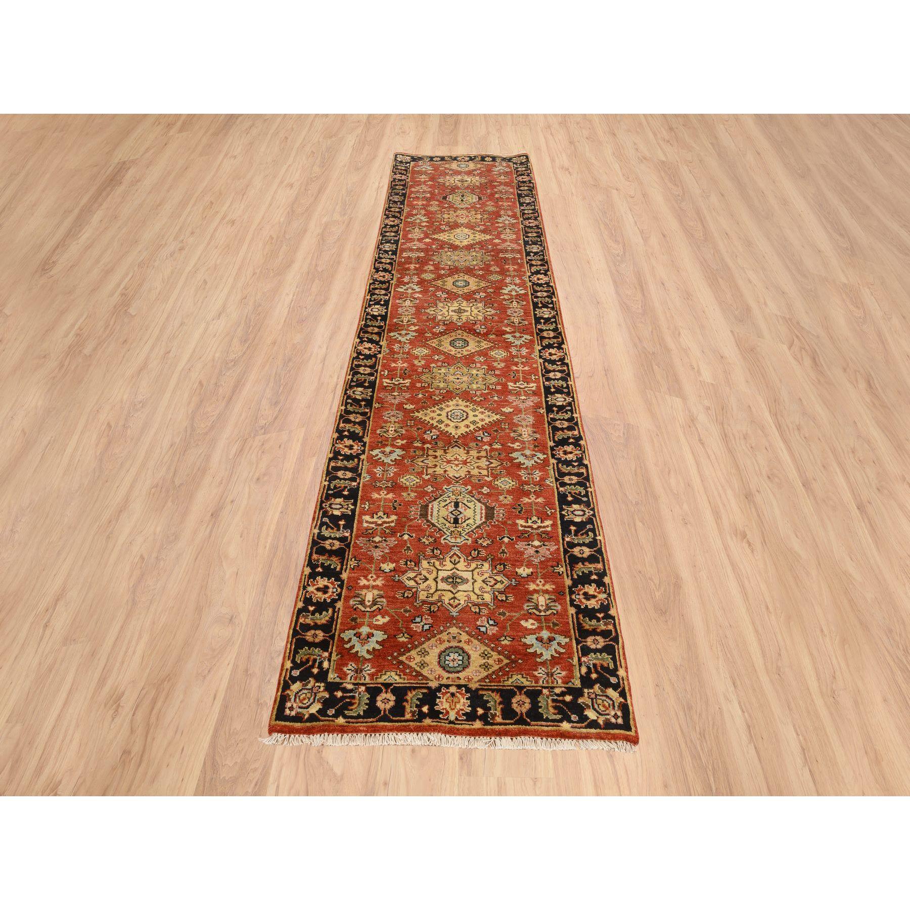 Il s'agit d'un véritable tapis d'Orient rouge et noir, noué à la main, avec un design Karajeh et des médaillons tribaux, en pure laine. Il a été noué pendant des mois et des mois selon des techniques de tissage séculaires par des artisans