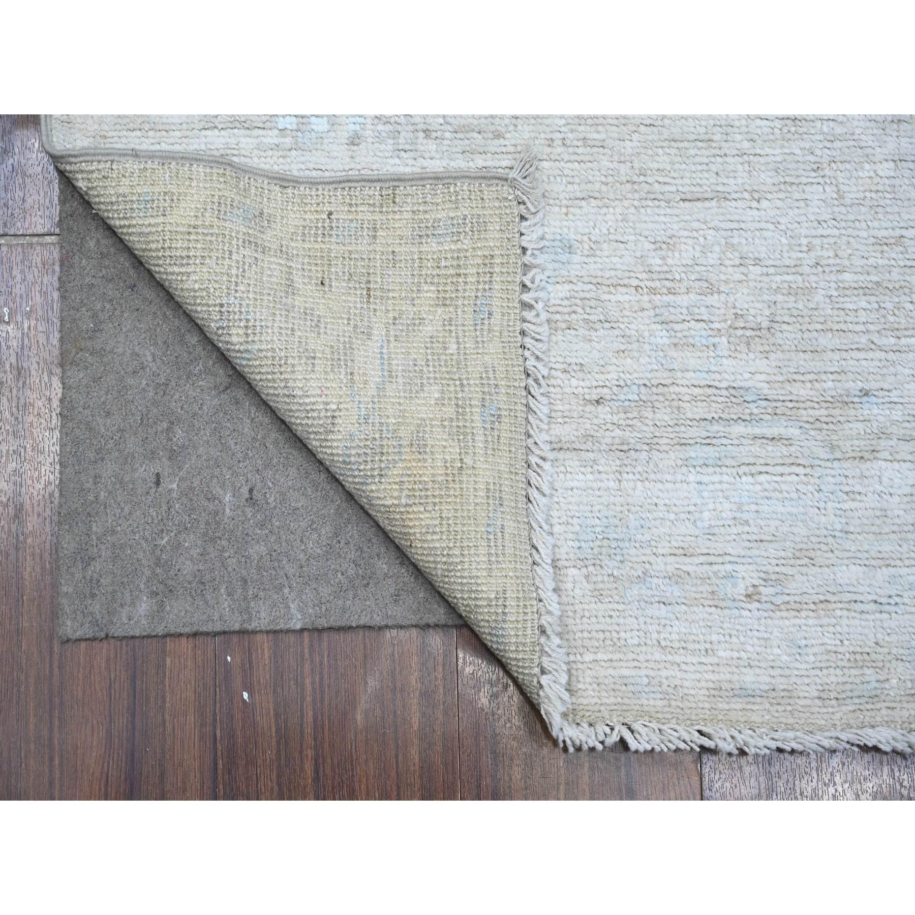 Il s'agit d'un véritable tapis d'Orient Angora Oushak, noué à la main, en pure laine. Il a été noué pendant des mois et des mois selon des techniques de tissage séculaires par des artisans experts.
Matières premières : Laine
Latex : Pas de poils