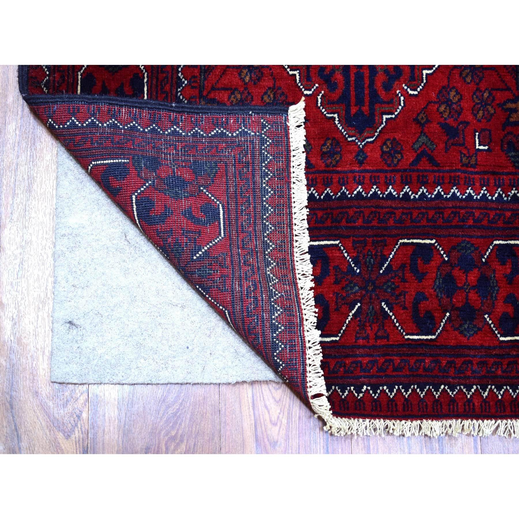 Si tratta di un autentico esemplare unico di Khamyab afgano di colore rosso intenso e saturo con grandi medaglioni tribali, morbido e lucido tappeto orientale in lana annodato a mano. È stato annodato per mesi e mesi secondo la secolare tecnica