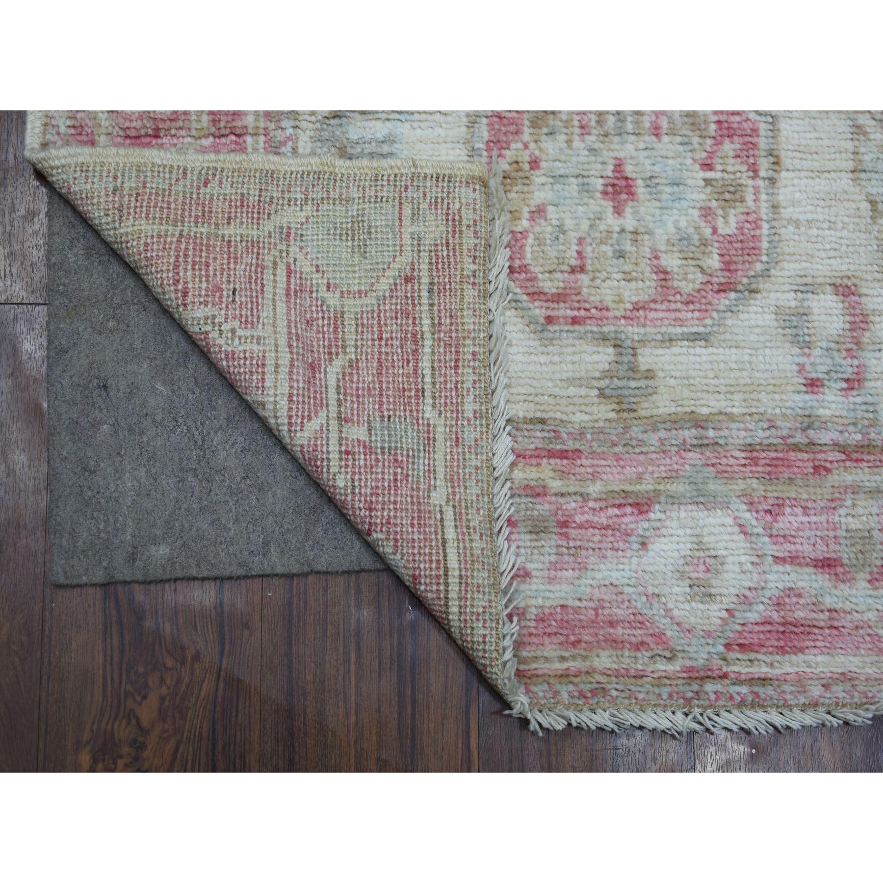 Dies ist eine wirklich echte one-of-a-kind Elfenbein, Afghan Angora Oushak mit großen Blatt-Design, Bio-Wolle Läufer Orientteppich. Es wurde monatelang von erfahrenen Kunsthandwerkern in jahrhundertealten Webtechniken geknüpft.
Primäre MATERIALIEN: