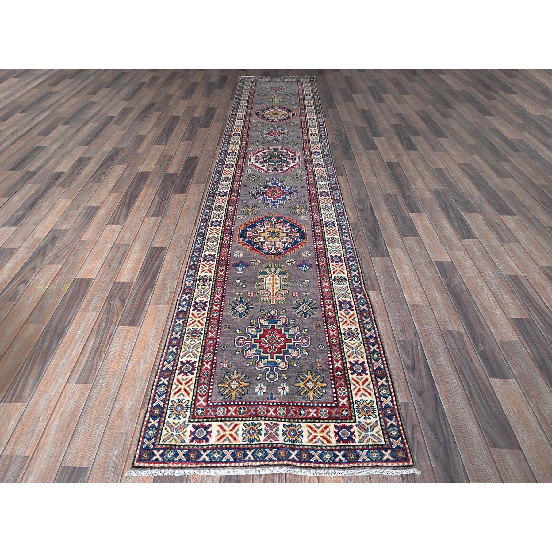Gris tourterelle, Kazak avec motifs de médaillons tribaux, noué à la main, laine douce et veloutée, teintures végétales, tissage plus dense, chemin de randonnée, tapis d'Orient
Matières premières : Laine
Latex : Pas de poils 
hauteur : 0,25