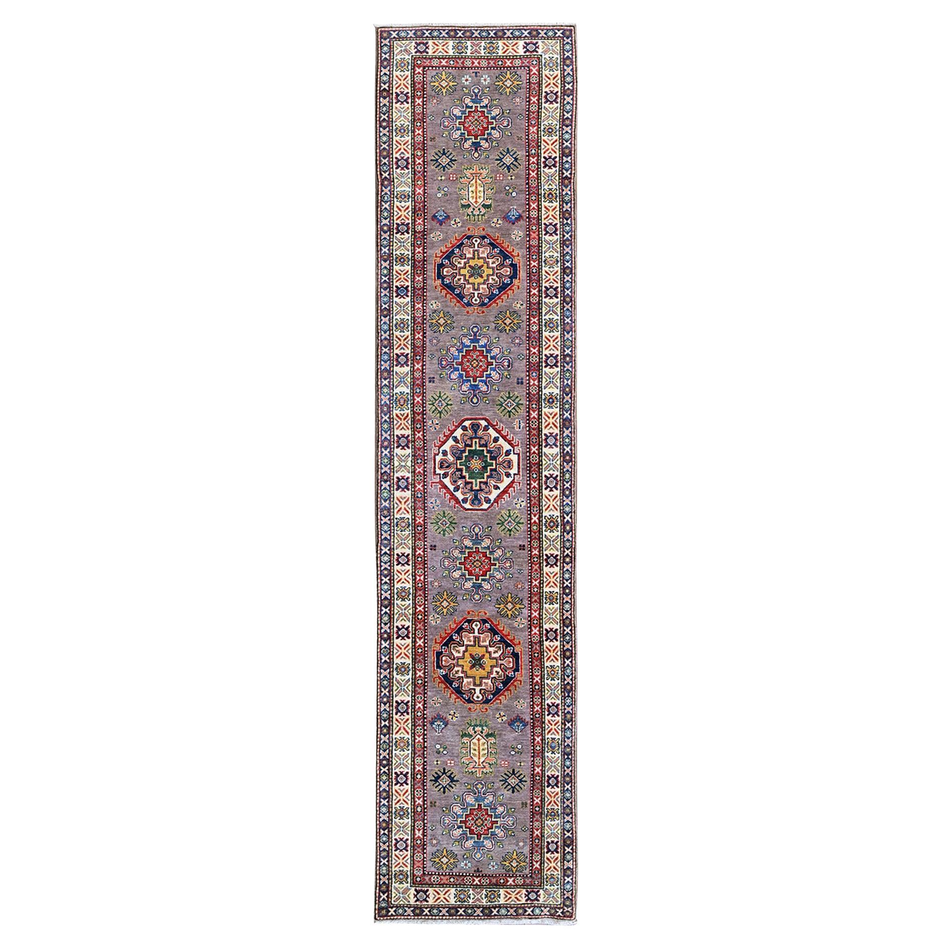 2'9 "x12'6" Tapis de course en laine douce nouée à la main Kazak gris tourterelle avec design tribal
