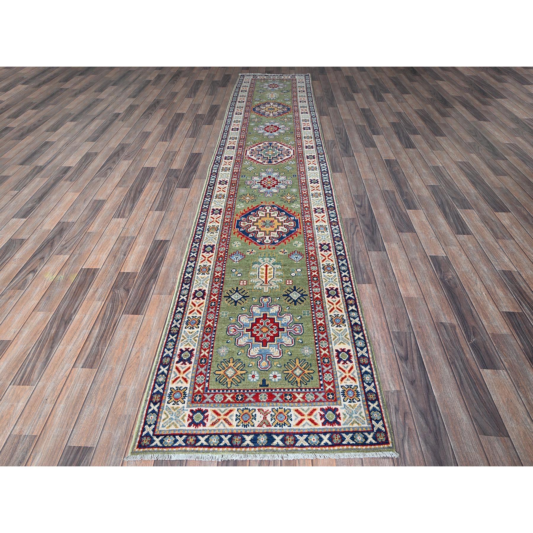 Vert cèdre, Kazak avec motifs de médaillons tribaux, noué à la main, laine douce et veloutée, tissage plus dense, teintures végétales, chemin de table, tapis d'Orient
Matières premières : Laine
Latex : Pas de poils 
hauteur : 0,25 pouces
Style :