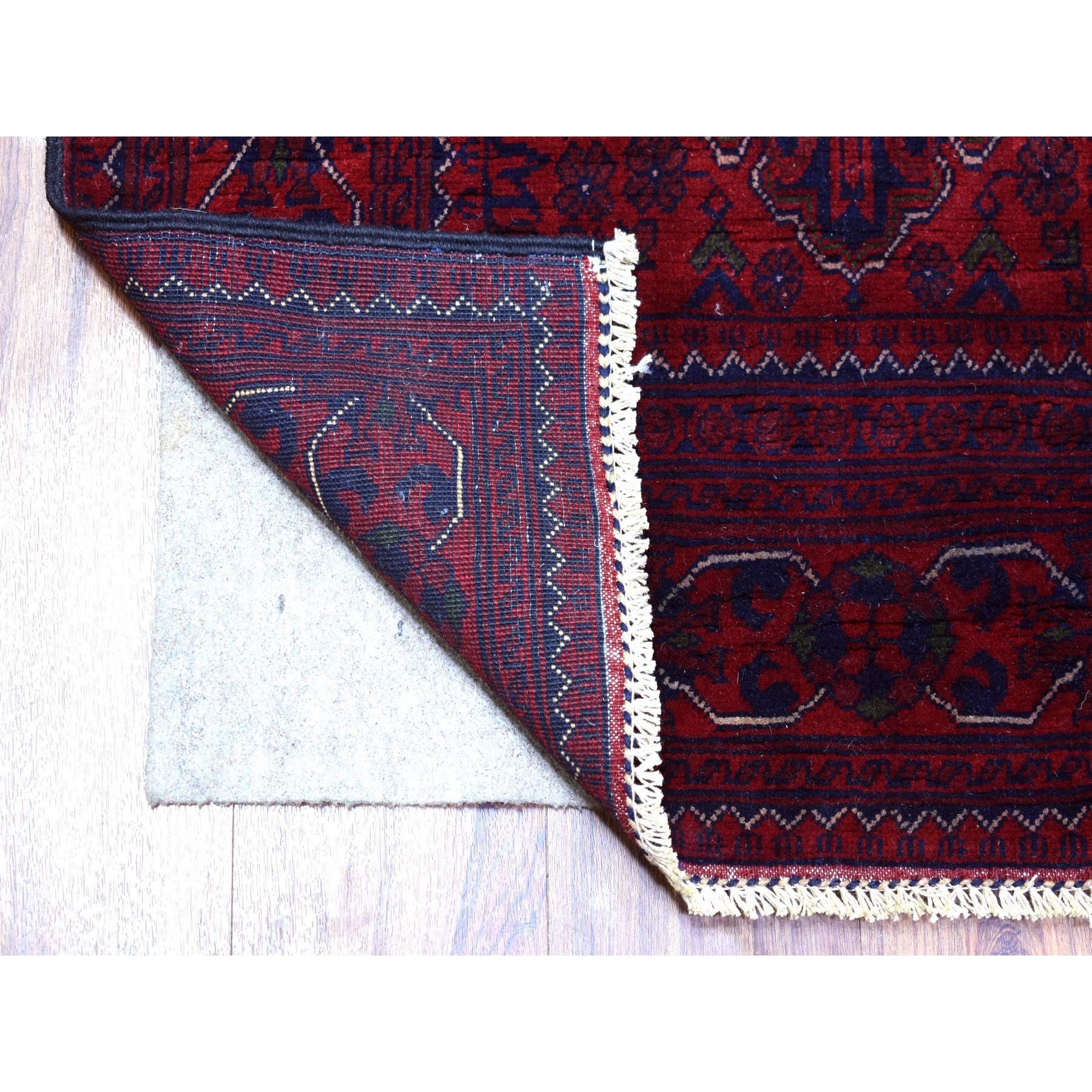 Dies ist eine wirklich echte one-of-a-kind Tief und gesättigt Rot mit geometrischen Design Hand geknüpft afghanischen Khamyab, samtig Wolle Läufer Orientteppich. Es wurde monatelang in jahrhundertealten Webtechniken von erfahrenen Kunsthandwerkern
