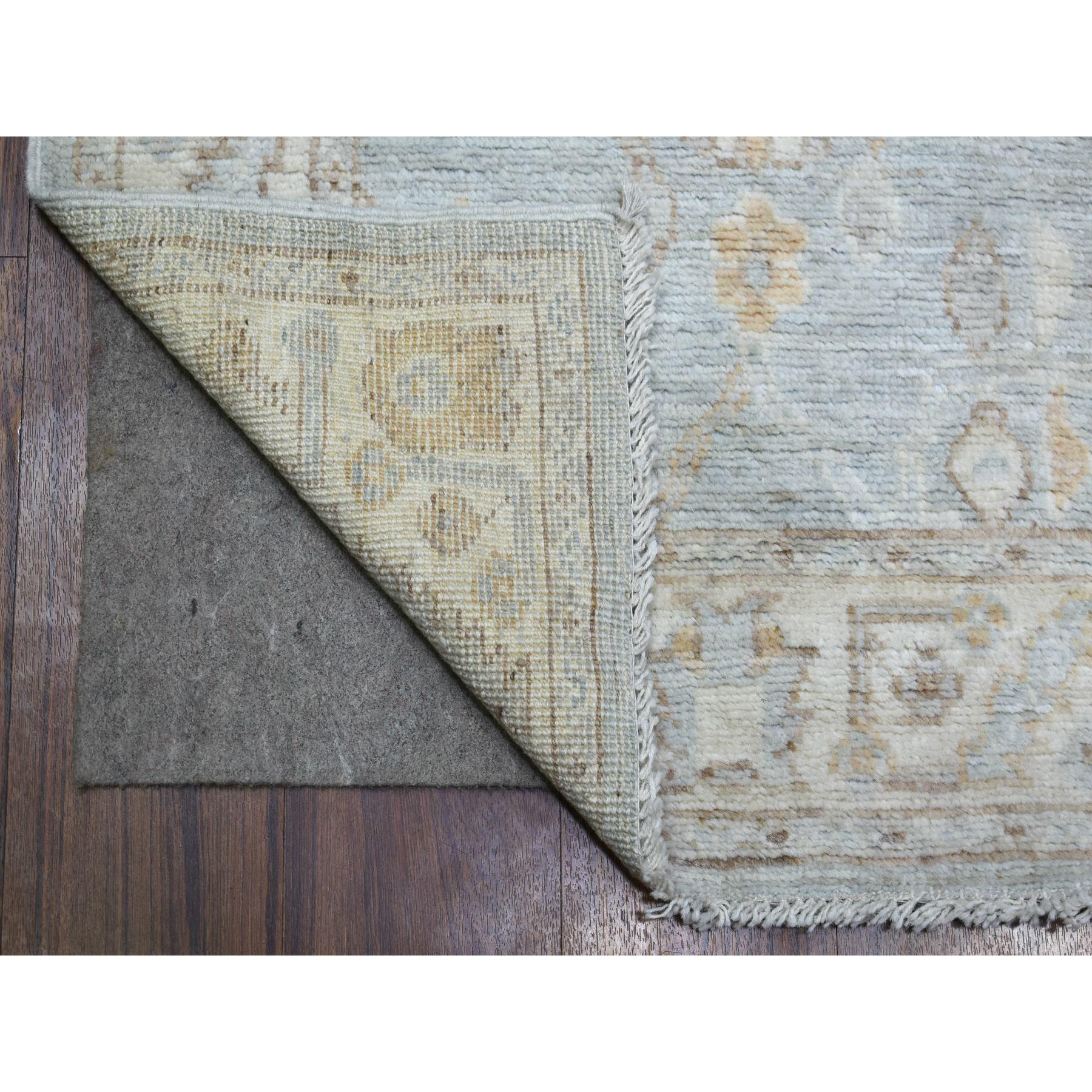 Dies ist eine wirklich echte one-of-a-kind Silber Blau Angora Ushak Natural Dyes, fließende und offene Design gezackte Blatt Grenze afghanische Wolle handgeknüpft Läufer Orientteppich. Es wurde über Monate hinweg in jahrhundertealter Webkunst