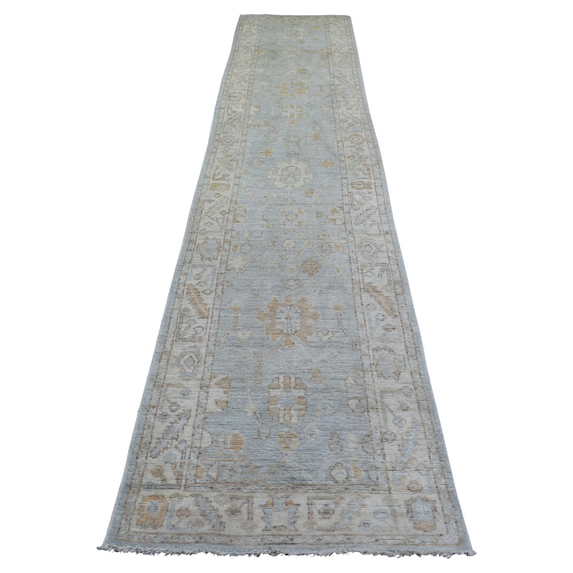 2'9 "x13'9" Silber Blau Angora Ushak Fließendes Design Handgeknüpft Wolle Läufer Teppich im Angebot