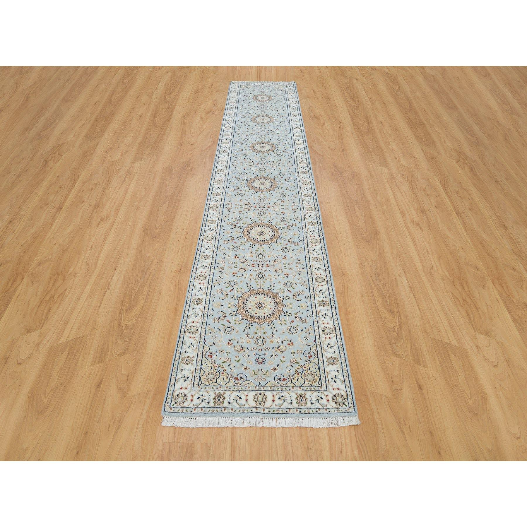 Beau Bleu, Nain avec motif floral en médaillon central, 250 KPSI, Laine Naturelle, Noué à la main, Tapis d'Orient XL Runner
Matières premières : Laine
Latex : Pas de poils 
hauteur : 0,25 pouces
Style : Traditionnel
Couleur primaire : bleu
Couleurs