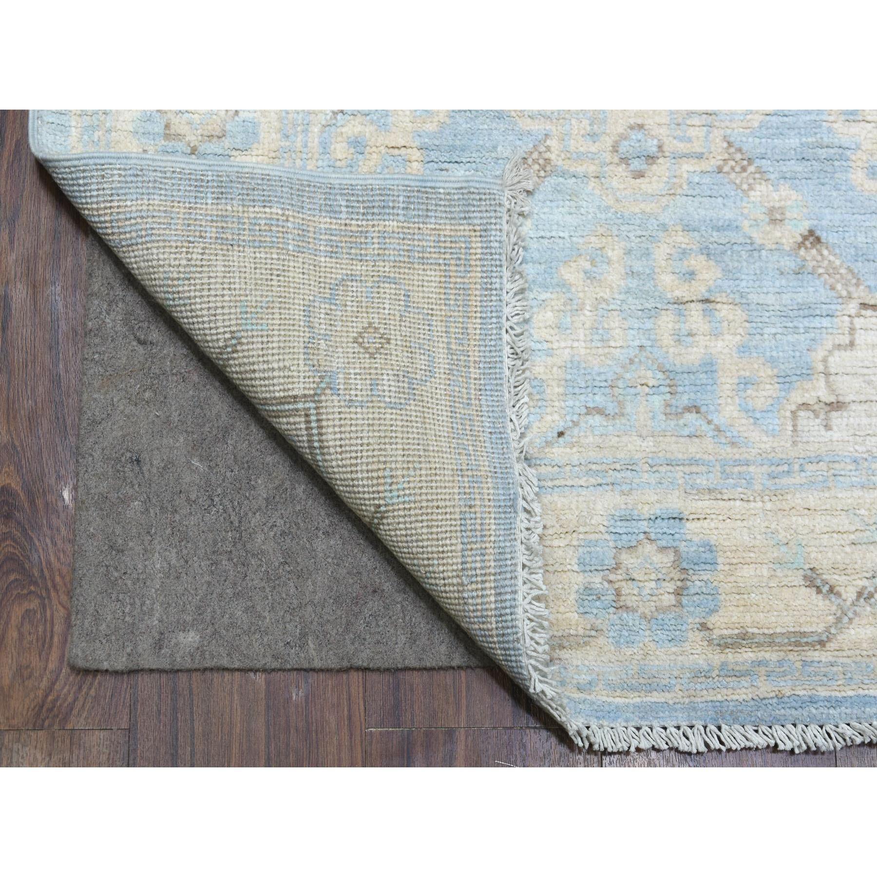Dies ist eine wirklich echte one-of-a-kind Hand geknüpft Denim Blue Washed Out Peshawar mit Blumenmedaillon Design reine afghanische Wolle orientalischen XL Läufer Teppich. Es wurde monatelang in jahrhundertealten Webtechniken von Experten