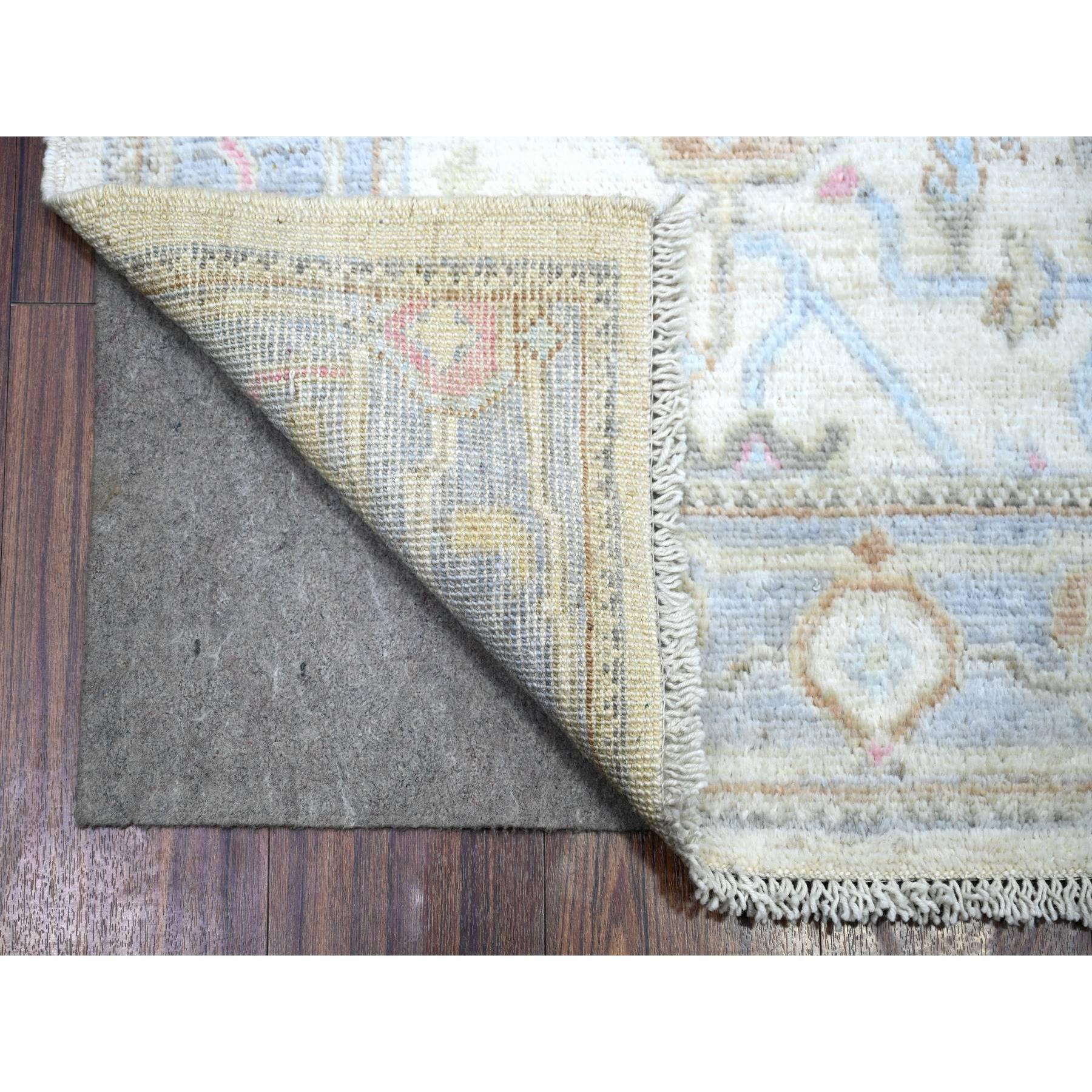 Beige, 100% Wolle handgeknüpft, afghanische Angora Oushak mit weichen Farben Naturfarben, Läufer Orientteppich
Primäre MATERIALIEN: Wolle
Latex: Kein Flor 
Höhe: 0,25 Zoll
Stil: Transitional
Grundfarbe: Beige
Sekundärfarben: Elfenbein, Blau, Rosa,
