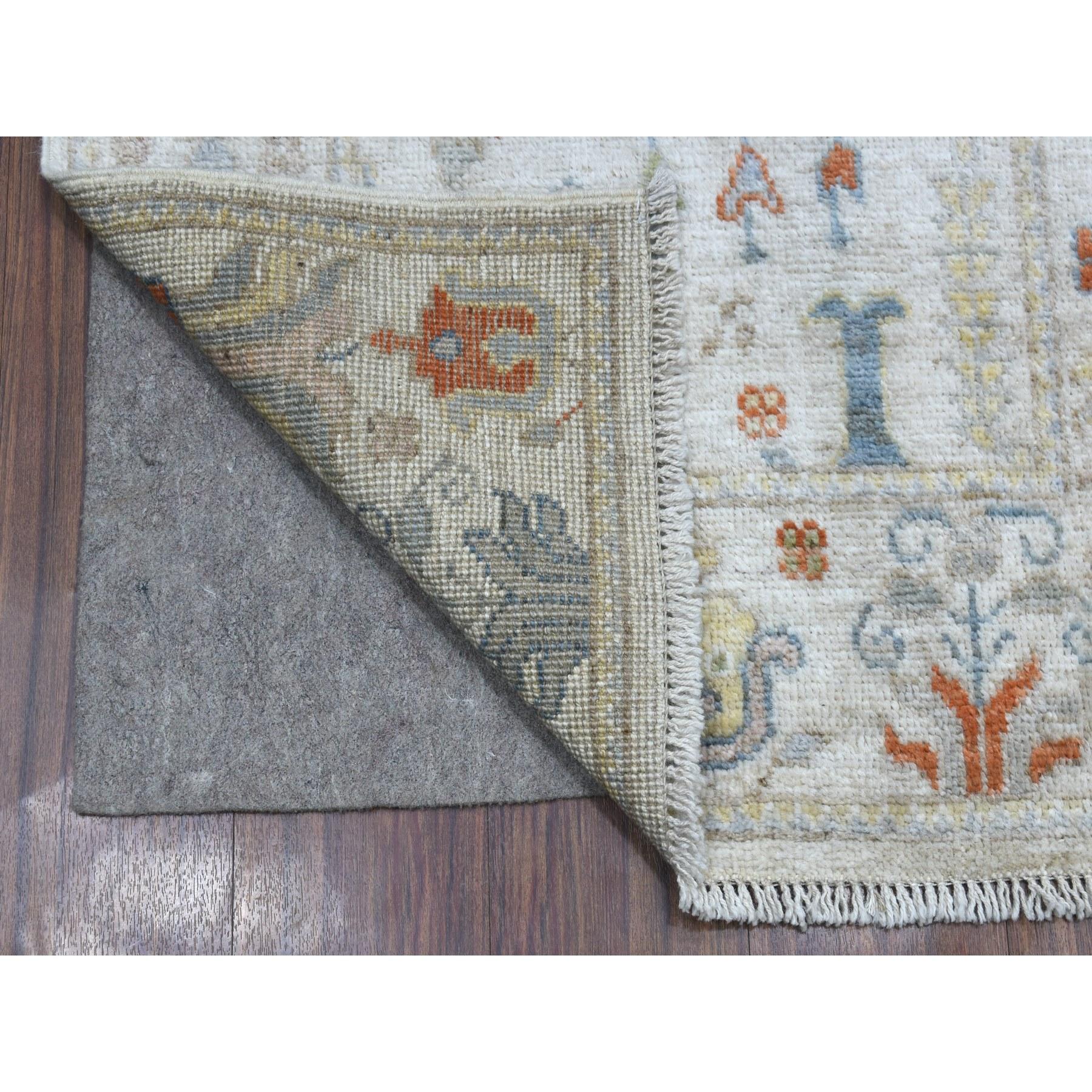 Si tratta di un autentico esemplare unico di Tappeto Runner Orientale XL in lana morbida e vellutata, annodato a mano, di Angora Oushak con disegno di cipressi. È stato annodato per mesi e mesi con tecniche di tessitura secolari da esperti