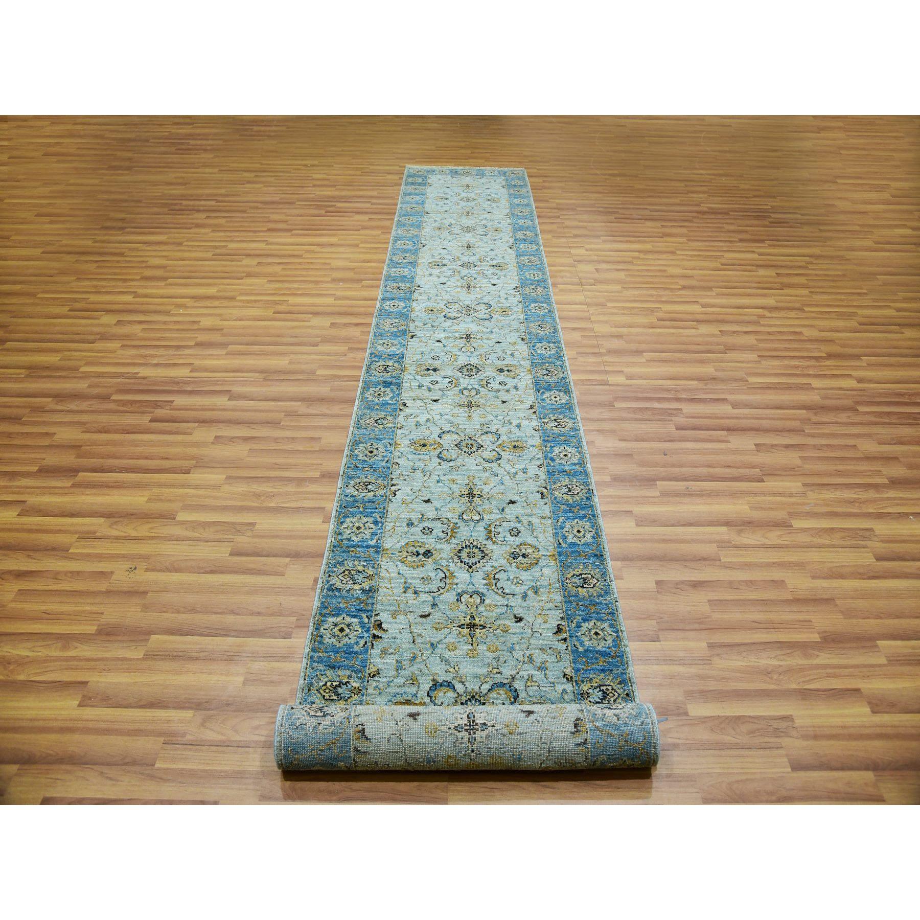 Ésta es una auténtica alfombra oriental anudada a mano en Agra con diseño floral de Shah Abbas, de pura lana. Ha sido anudada durante meses y meses con técnicas artesanales de tejido centenarias por artesanos.
Materiales primarios: Lana
Látex: Sin