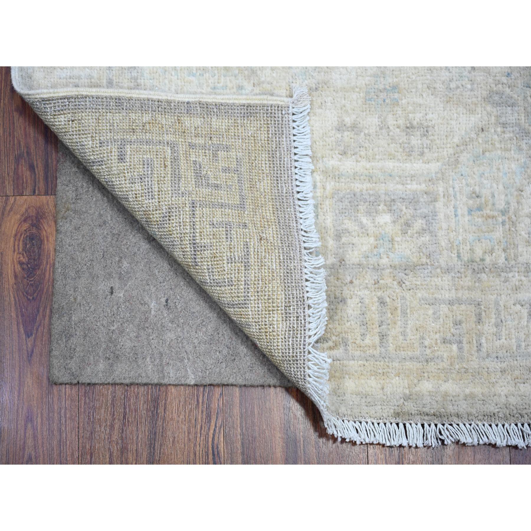 Gris clair, blanc Wash Peshawar Large Medallions Design, Natural Dyes, Pure Wool, Hand Knotted, XL Runner Oriental Rug
Matières premières : Laine
Latex : Pas de poils 
hauteur : 0,25 pouces
Style : Transitionnel
Couleur primaire : Ivoire
Couleurs