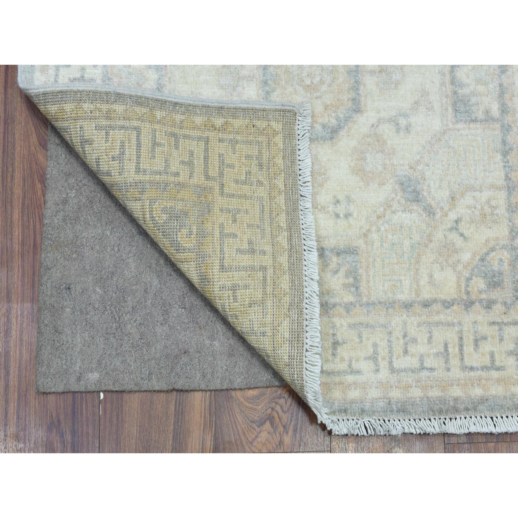 Dies ist eine wirklich echte one-of-a-kind-Creme, handgeknüpft White Wash Peshawar mit Khotan Design, natürliche Farbstoffe reine Wolle, XL Läufer Orientteppich. Es wurde monatelang in jahrhundertealten Webtechniken von Experten geknüpft.
Primäre