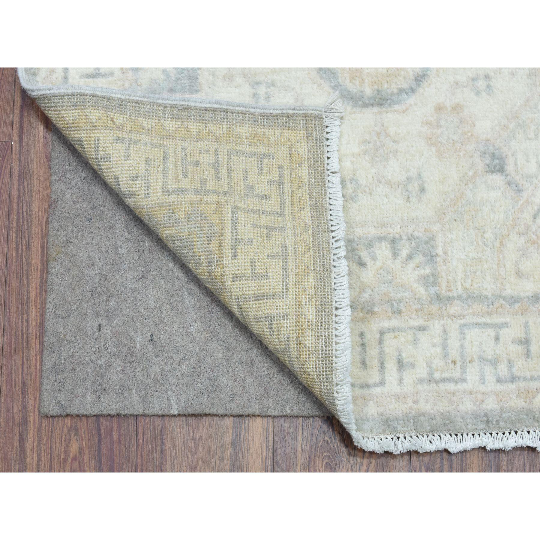 Il s'agit d'un véritable tapis d'Orient, unique en son genre, de couleur crème, White Wash Peshawar with Khotan Design Natural Dyes, Velvety Wool Hand Knotted, XL Runner. Il a été noué pendant des mois et des mois selon les techniques artisanales de