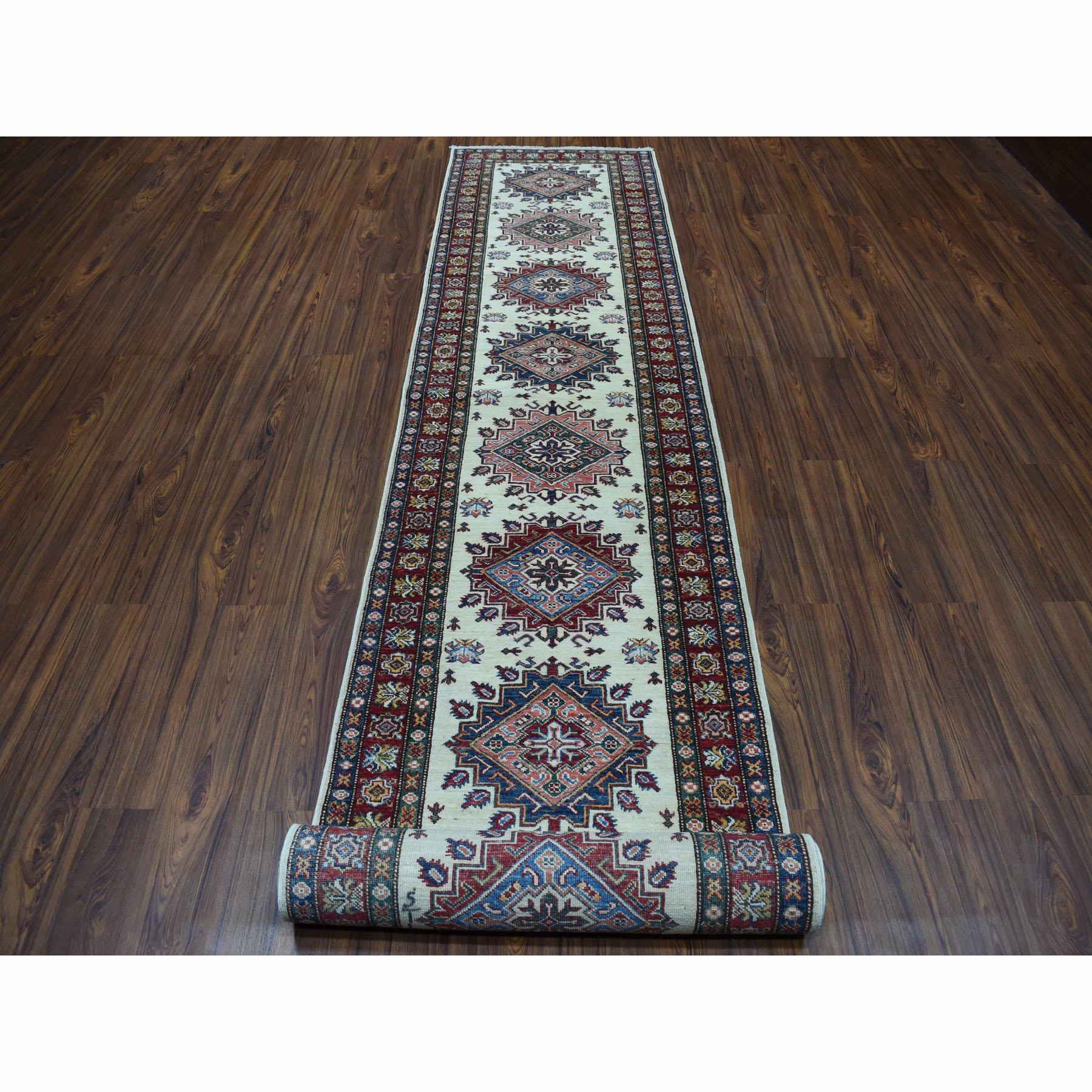 Si tratta di un autentico esemplare unico di Super Kazak Ivory Geometric Design Pure Wool Hand-Knotted XL Runner Rugs. È stato annodato per mesi e mesi secondo le secolari tecniche di tessitura persiana da esperti artigiani.										
Materiali
