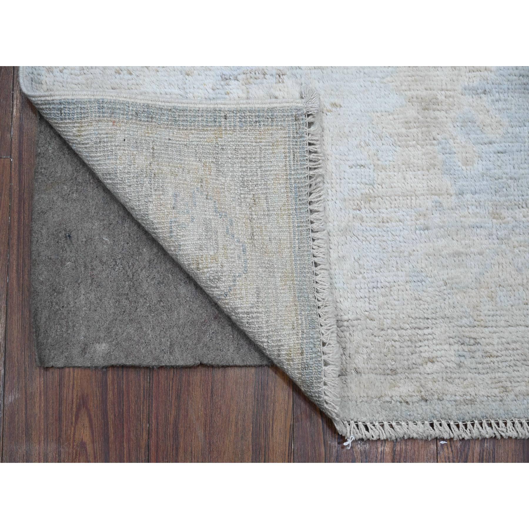 Si tratta di un autentico tappeto orientale di Angora Oushak, annodato a mano, in pura lana, unico nel suo genere. È stato annodato per mesi e mesi con tecniche di tessitura secolari da esperti artigiani.
Materiali primari: Lana
Lattice: No Pile