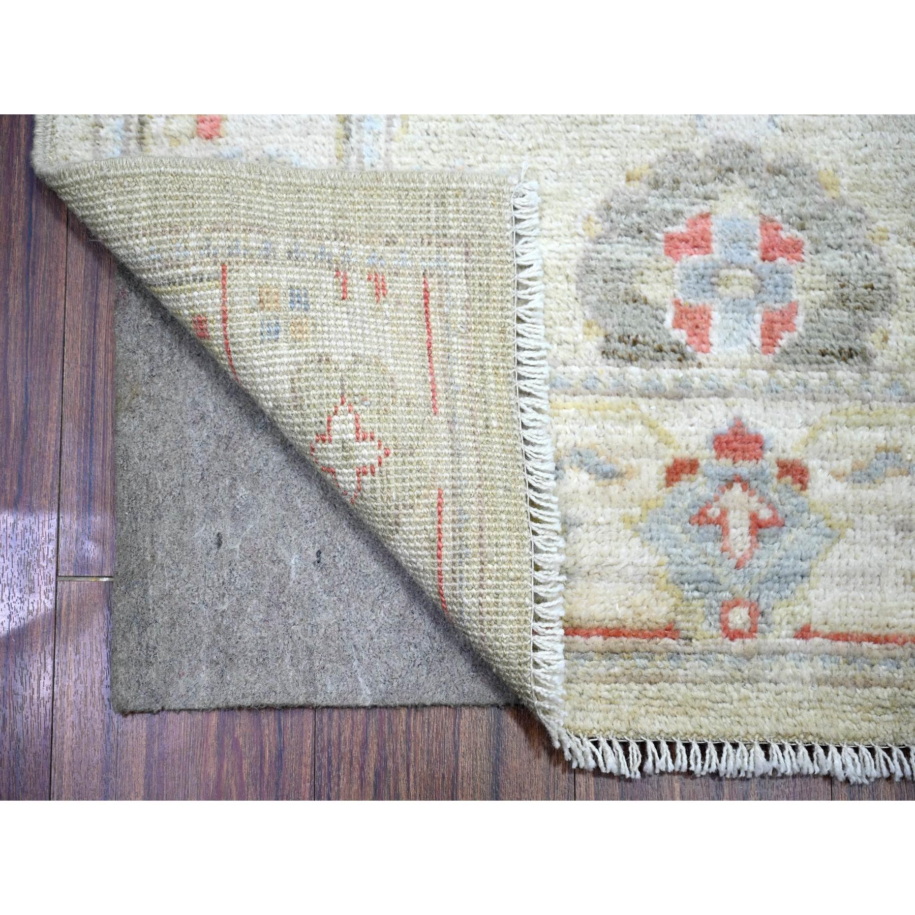 Olivgrau, Afghanischer Angora Oushak mit weichen Farben, natürliche Farbstoffe, extra weiche Wolle, handgeknüpft, XL Läufer Orientteppich
Primäre MATERIALIEN: Wolle 
Latex: Kein Flor 
Höhe: 0,25 Zoll
Stil: Transitional
Grundfarbe: Grün
Sekundäre