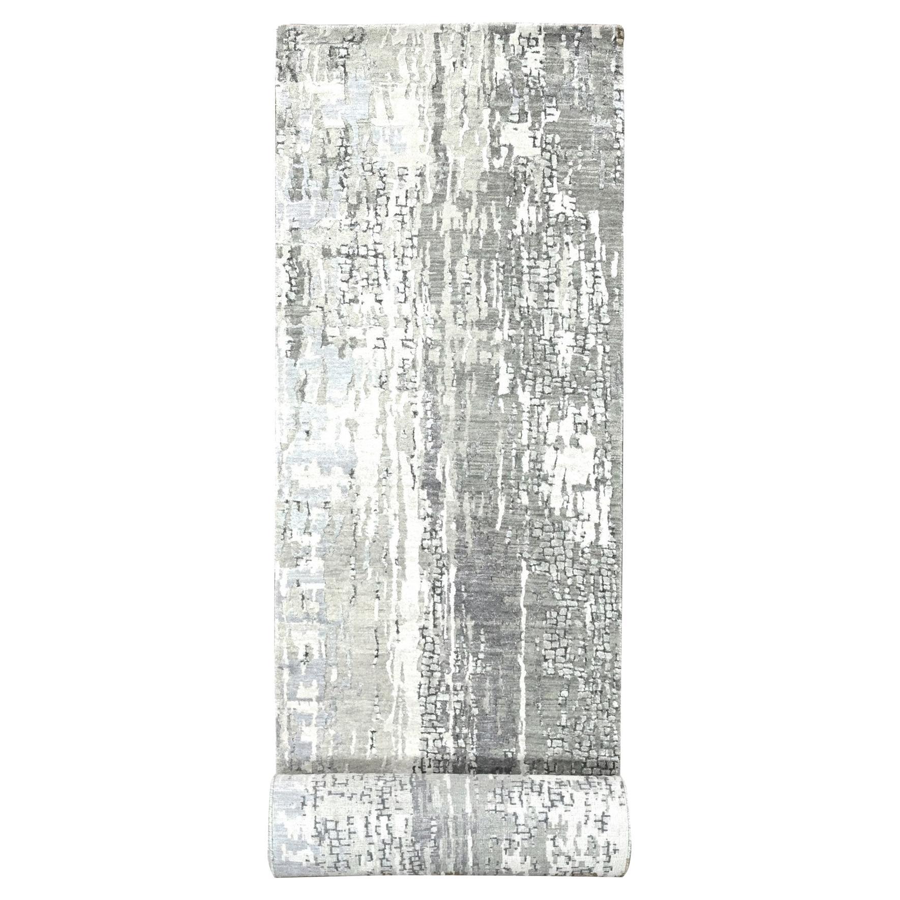 2'9"x19'9" Rustikaler grauer, abstrakter, handgeknüpfter XL-Läufer aus Wolle und Seide mit abstraktem Design