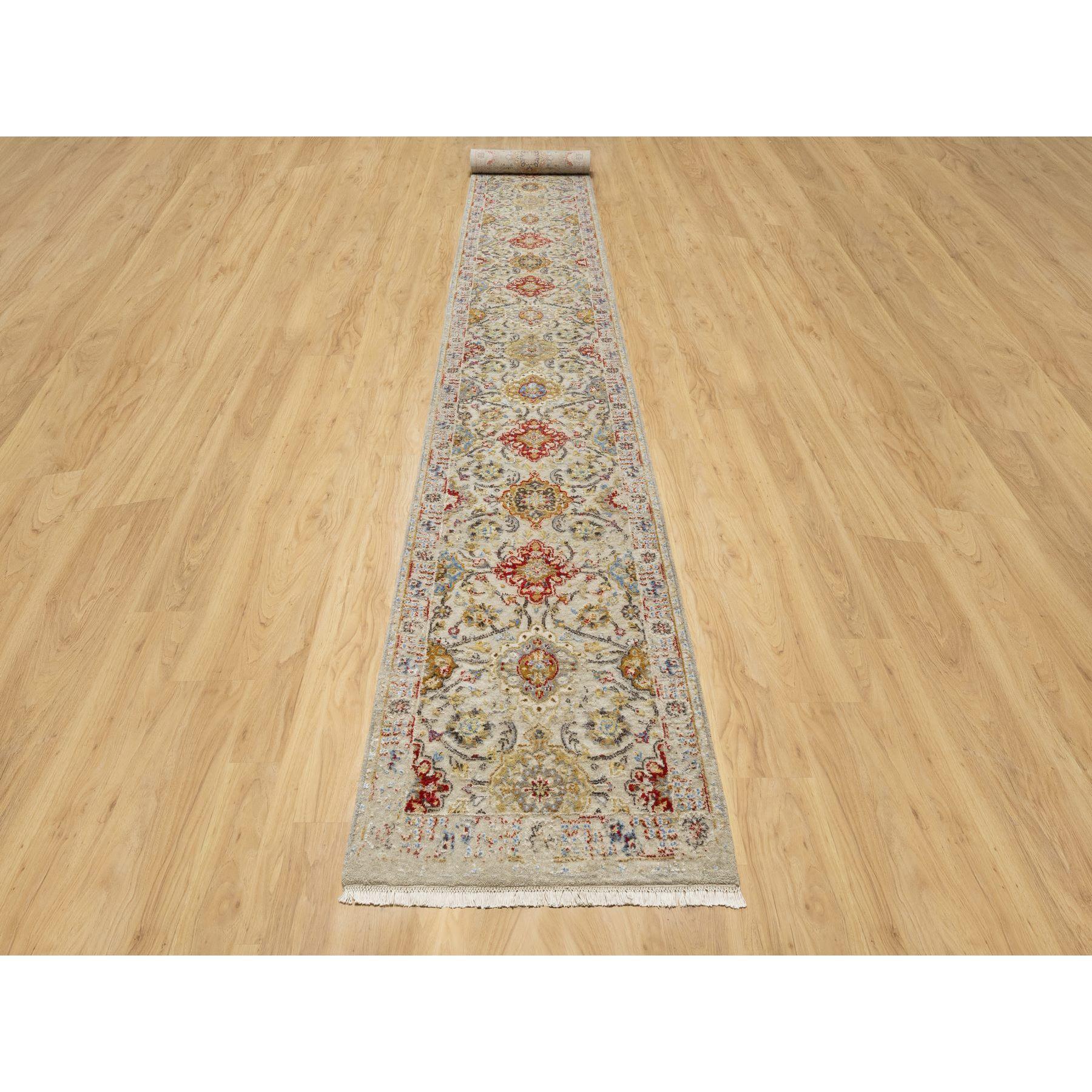 Biscoti Beige, Handgeknüpft, Weiche Farben, Die Sonnenuntergangsrosetten, Wolle und reine Seide, XL Läufer, Orientteppich
Primäre MATERIALIEN: Wolle & Seide
Latex: Kein Flor 
Höhe: 0,25 Zoll
Stil: Transitional
Grundfarbe: Beige
Sekundäre Farben: