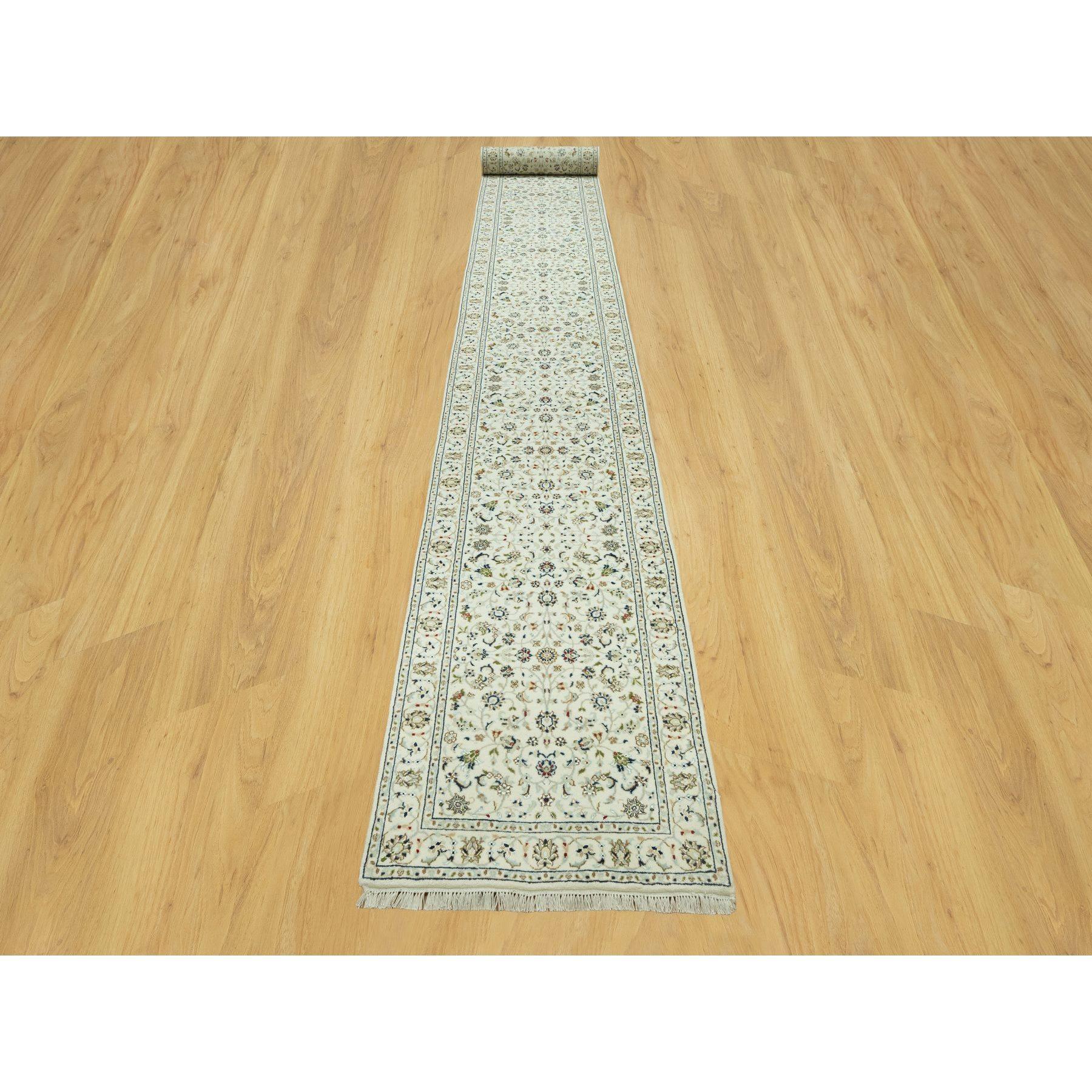 Questo è un autentico esemplare unico di Nain Flower Design, annodato a mano, tappeto orientale. È stato annodato per mesi e mesi con tecniche di tessitura secolari da parte di artigiani.
Materiali primari: Lana
Lattice: No Pile 
altezza: 0,25