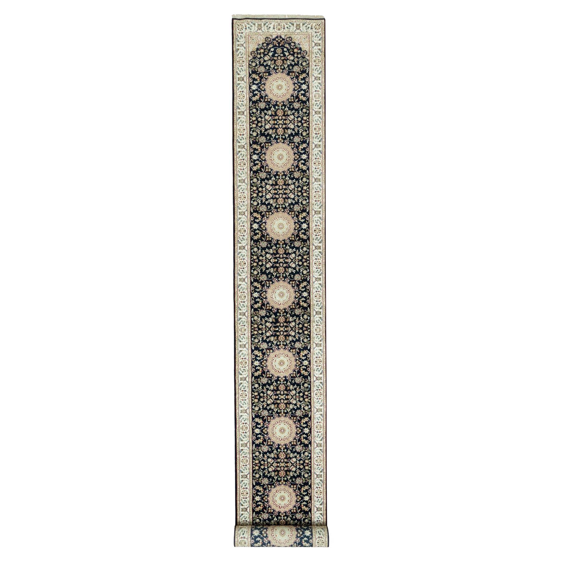 2'9"x20'1" Blauer handgeknüpfter orientalischer Teppich aus Nain Wolle XL mit zentralem Medaillon in Blau