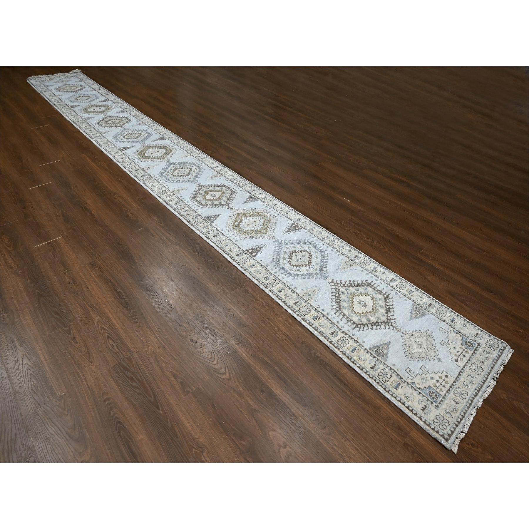 Grigio medio, Disegno di elementi geometrici ispirato al villaggio persiano, Tinture naturali, Trama più fitta, Lana biologica, Annodato a mano, Runner XL, Tappeto orientale
Materiali primari: Lana
Lattice: No Pile 
altezza: 0,25 pollici
Stile: