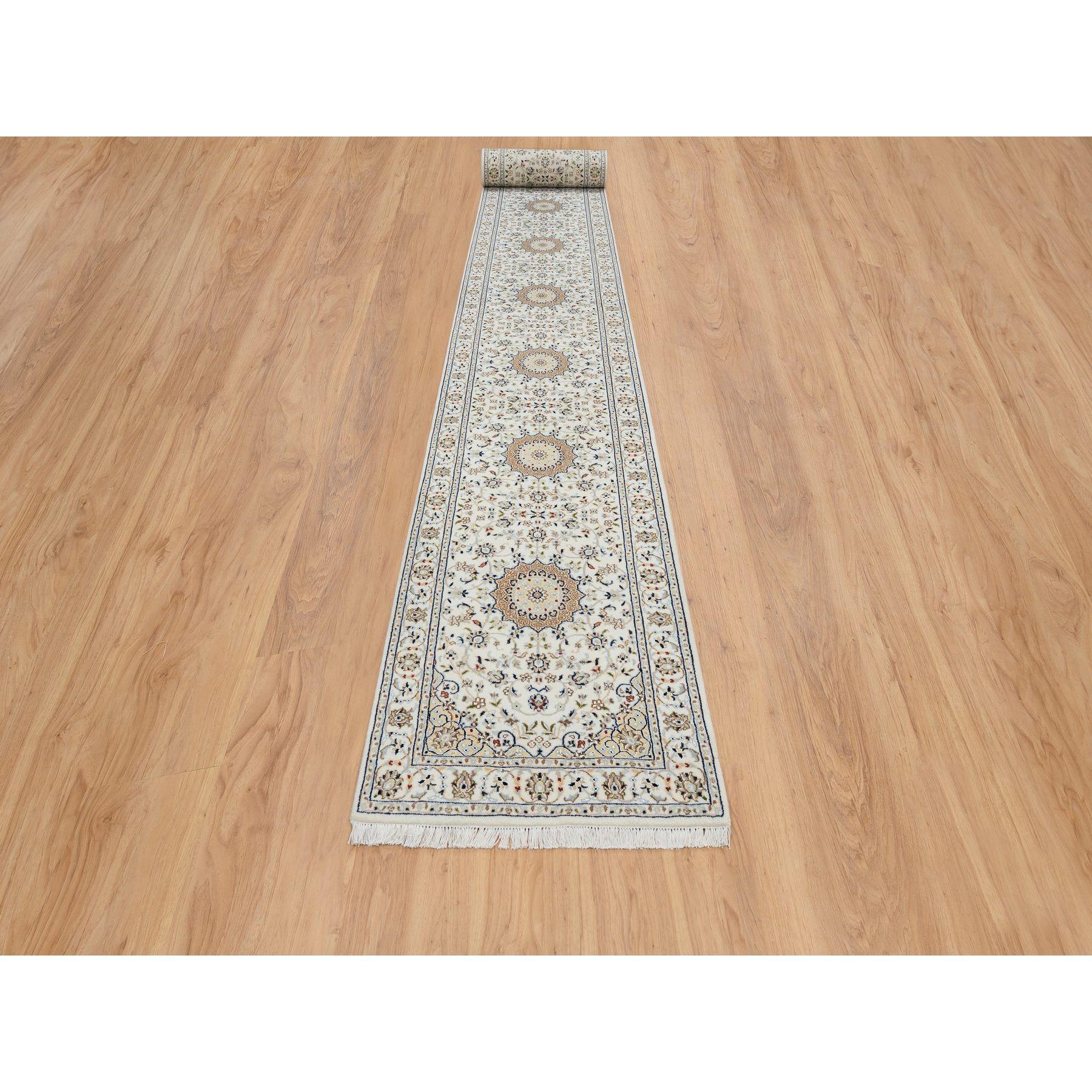 Elfenbein, 250 KPSI, Reine Wolle, Handgeknüpft, Nain mit Medaillon Blumenmuster, XL Läufer Orientteppich
Primäre MATERIALIEN: Wolle
Latex: Kein Flor 
Höhe: 0,25 Zoll
Stil: Traditionell
Grundfarbe: Elfenbein
Sekundäre Farben: Rot, Grün, Braun, Beige,