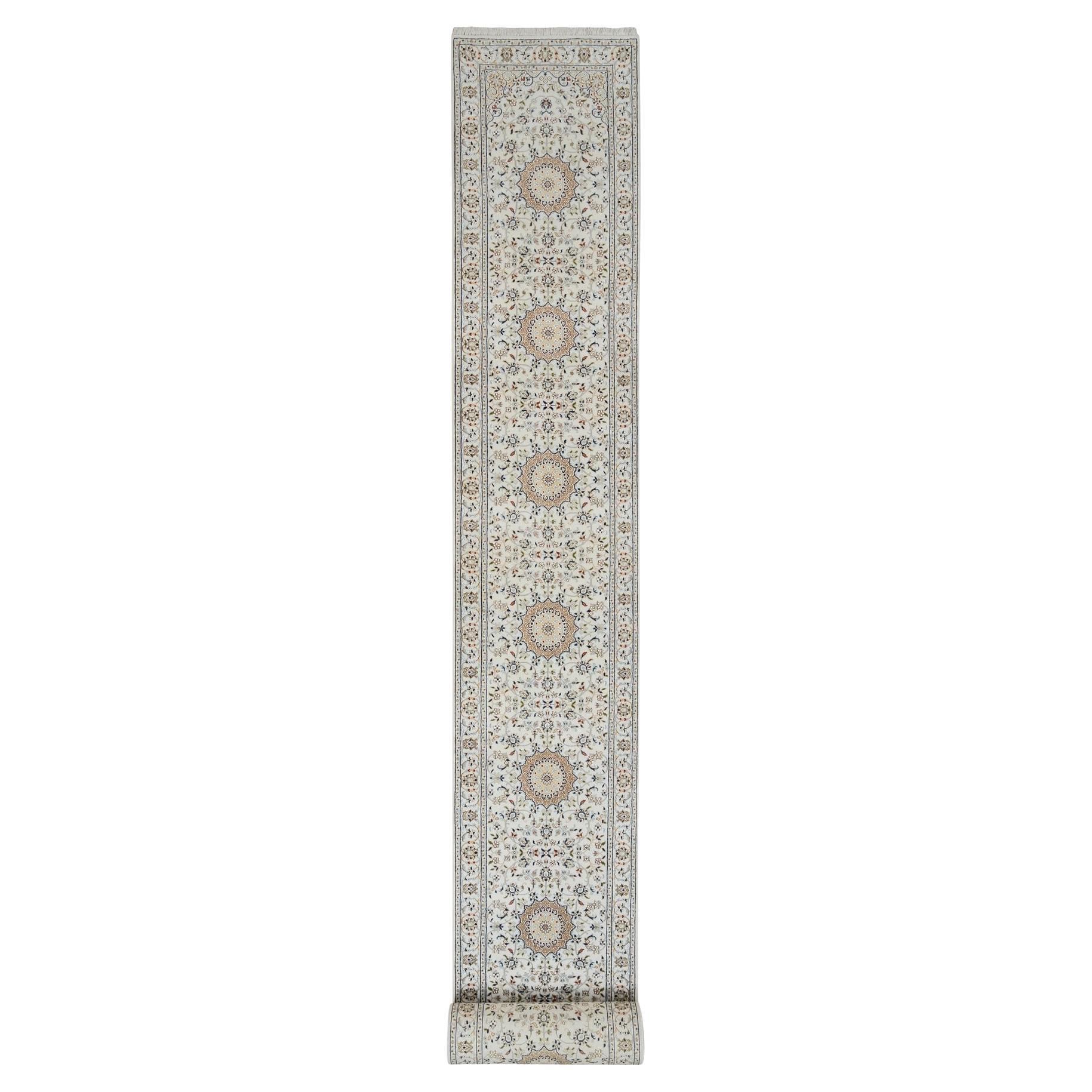 2'9"x26'2" Elfenbein 250 KPSI Handgeknüpfter Nain-Teppich aus Wolle mit Blumenmedaillon-Design im Angebot
