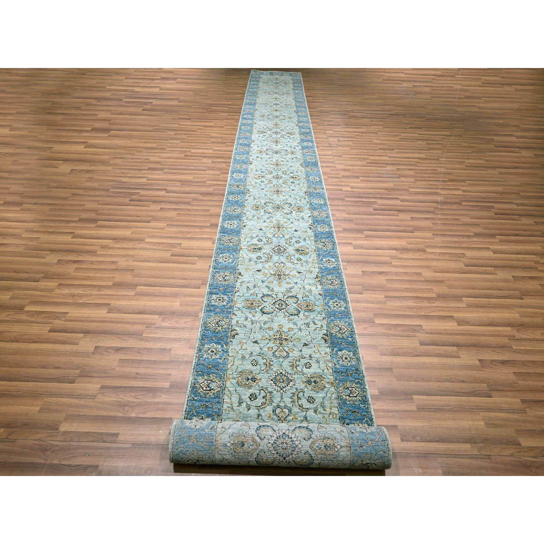 Kristallblau, Pflanzenfarben, Agra, All Over Shah Abbas Blumenmuster, Dichtere Webart, Reine Wolle, Handgeknüpft, XL Läufer, Orientteppich
Primäre MATERIALIEN: Wolle
Latex: Kein Flor 
Höhe: 0,25 Zoll
Stil: Transitional
Grundfarbe: Blau
Sekundäre