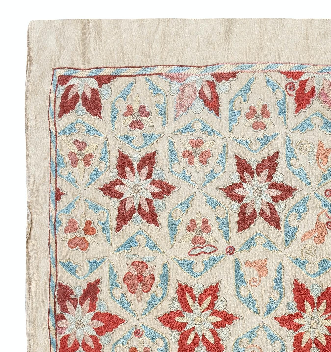Zelebrieren Sie das reiche Erbe asiatischer Handwerkskunst mit diesem exquisiten Suzani-Textil aus 100 % Seide, das von erfahrenen Kunsthandwerkern sorgfältig von Hand bestickt wird. Dieses wahre Kunstwerk verkörpert eine jahrhundertealte Tradition