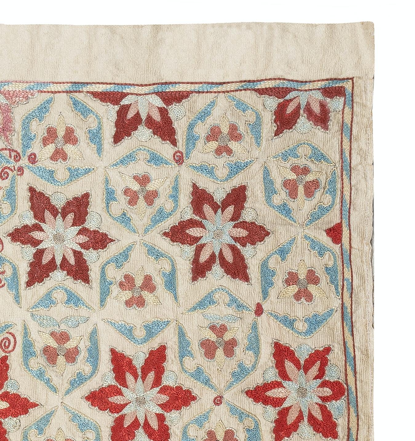 29x29 in 100% Seide Wandbehang. Moderne bestickte Tischdecke. Boho-Wanddekoration (Suzani) im Angebot