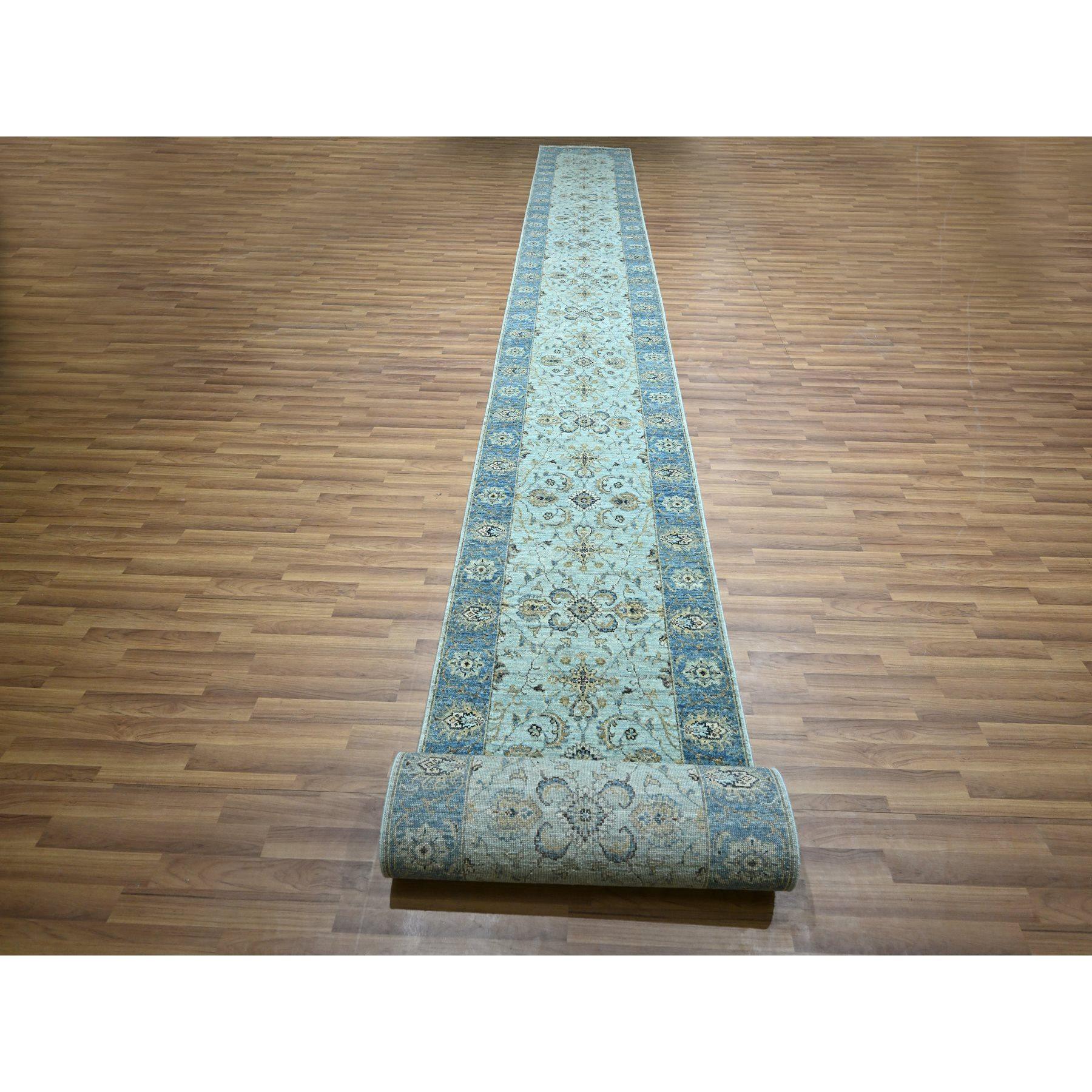 Blu iceberg, disegno floreale Shah Abbas, tinture vegetali, tessuto fitto, Agra, lana naturale, annodato a mano, runner XL, tappeto orientale
Materiali primari: Lana
Lattice: No Pile 
altezza: 0,25 pollici
Stile: Di transizione
Colore primario: