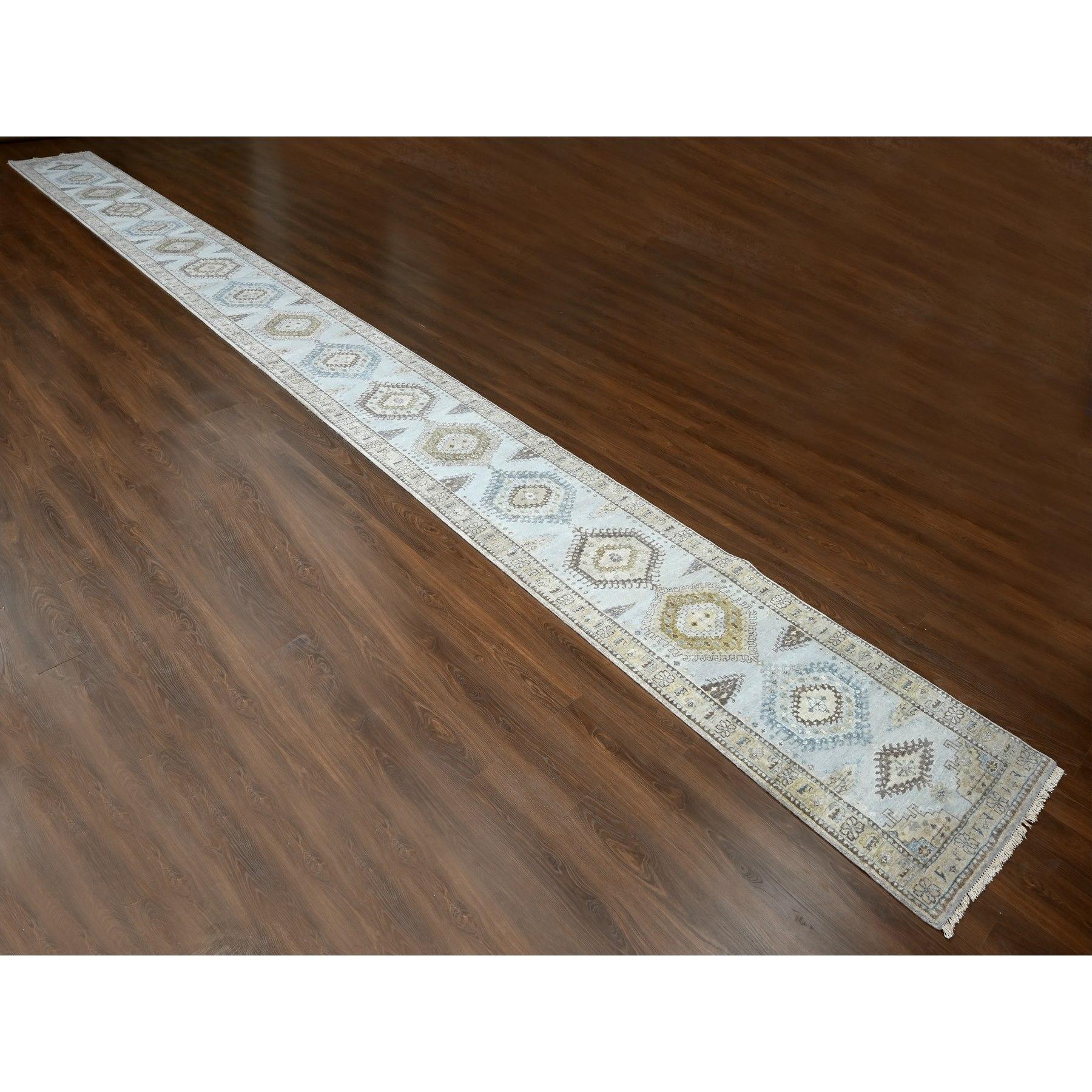 Dies ist ein wirklich echtes Unikat aus reiner Wolle, handgeknüpft, mit persischem Dorfeinfluss und geometrischen Medaillons, Orientteppich. Es wurde monatelang von erfahrenen Kunsthandwerkern in jahrhundertealten Webtechniken geknüpft.
Primäre